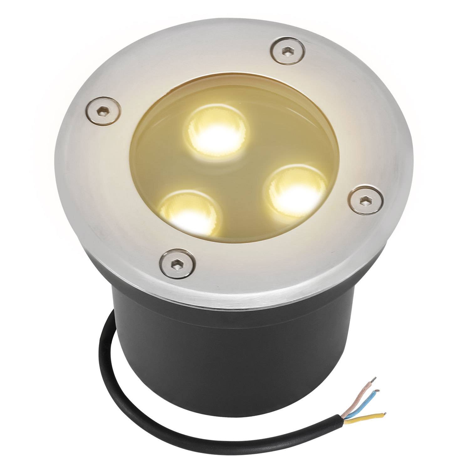 Eingelassenes LED-Bodenleuchte mit kreisförmiger Edelstahlblende und drei leuchtenden Glühbirnen, geeignet für Außenlandschaftsbeleuchtung.