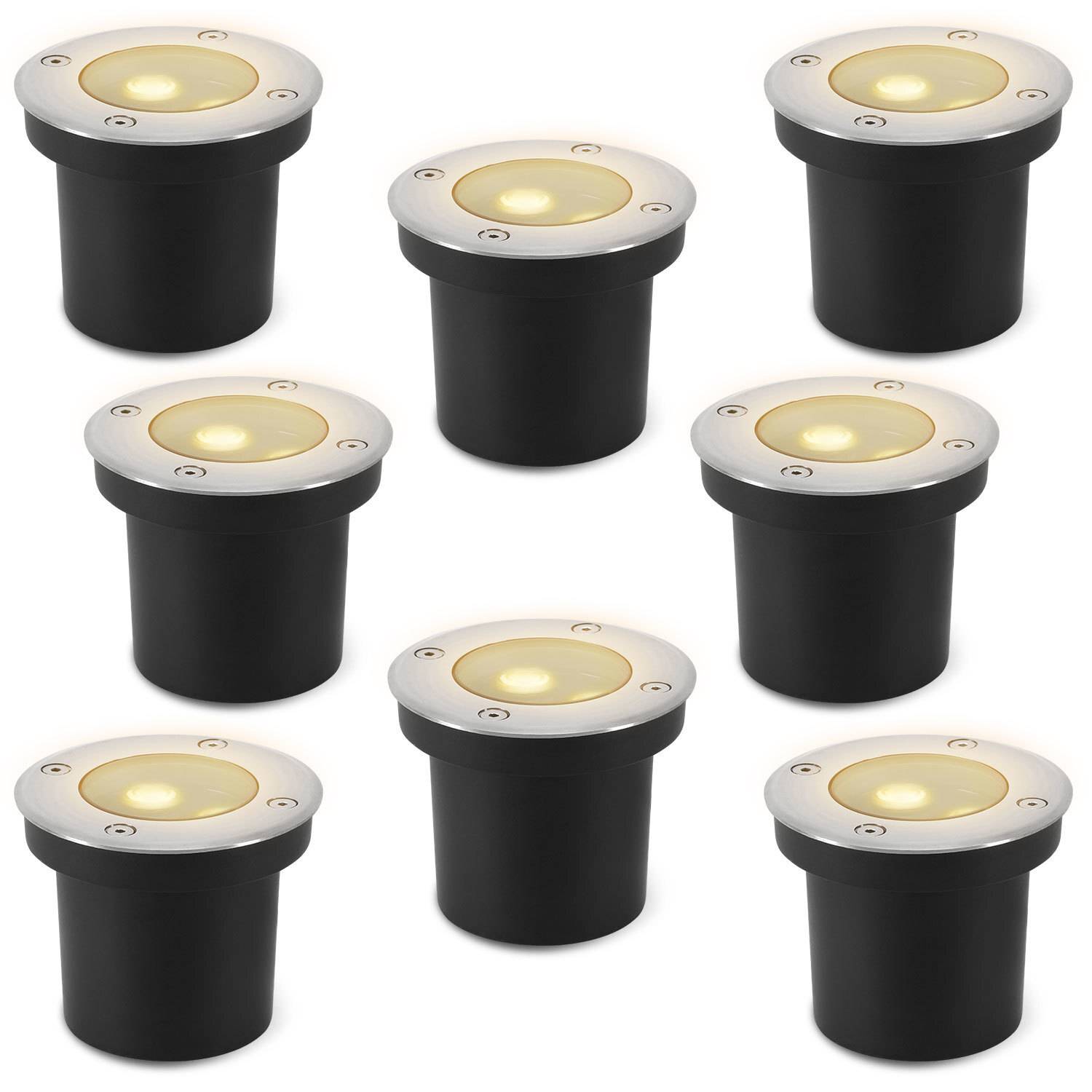 Set aus acht schwarzen eingelassenen LED-Bodenleuchten mit silberner Blende, in einem Muster angeordnet.