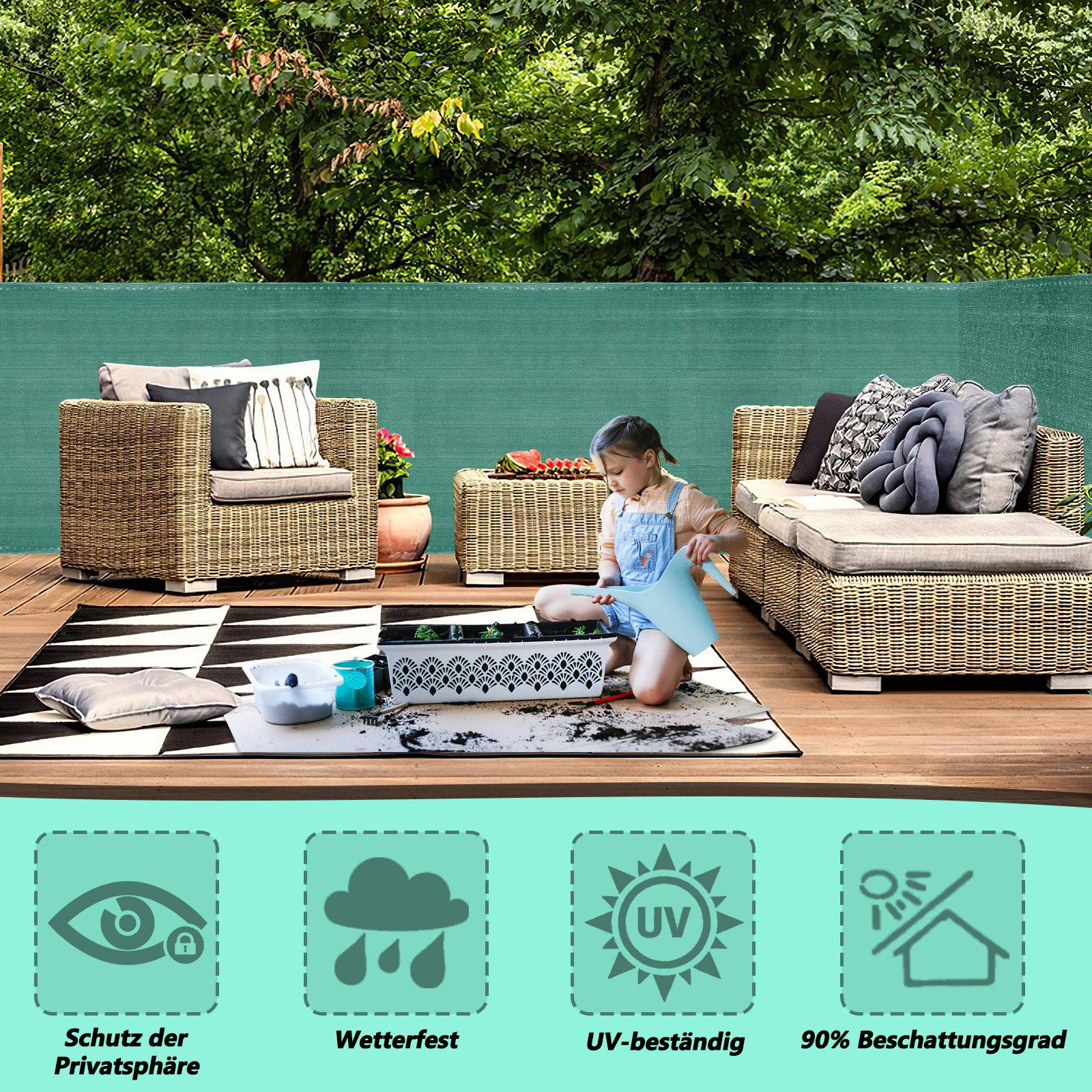 Ein Kind spielt auf einer Terrasse mit Korbmöbeln und grünen Sichtschutzwänden. Icons darunter heben Datenschutz, Witterungsschutz, UV-Beständigkeit und 90%ige Verschattung hervor.