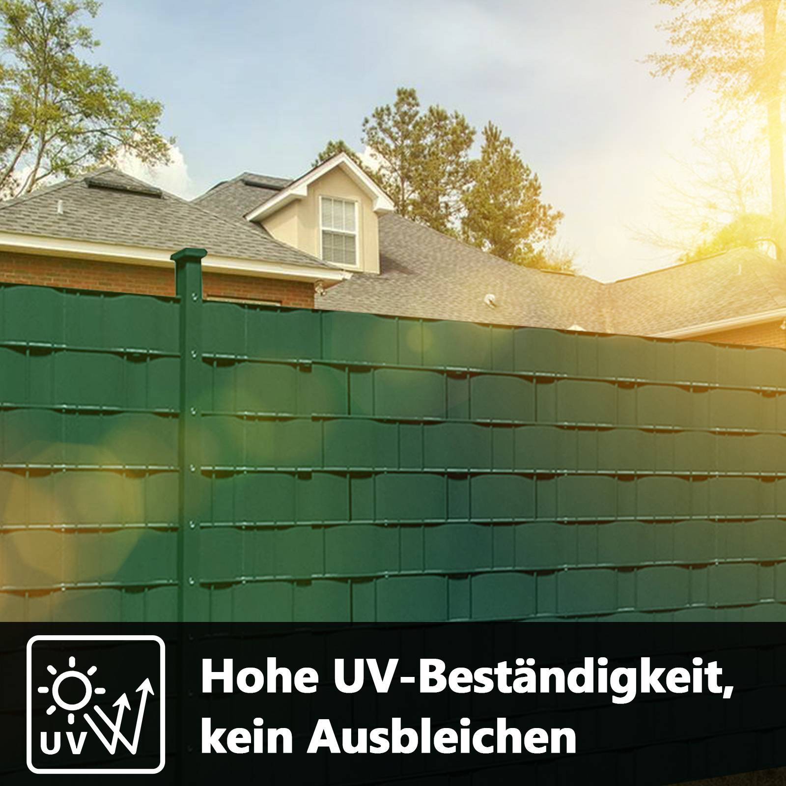 Haus mit grünem Zaun unter sonnigem Himmel. Der Text besagt „Hohe UV-Beständigkeit, kein Ausbleichen