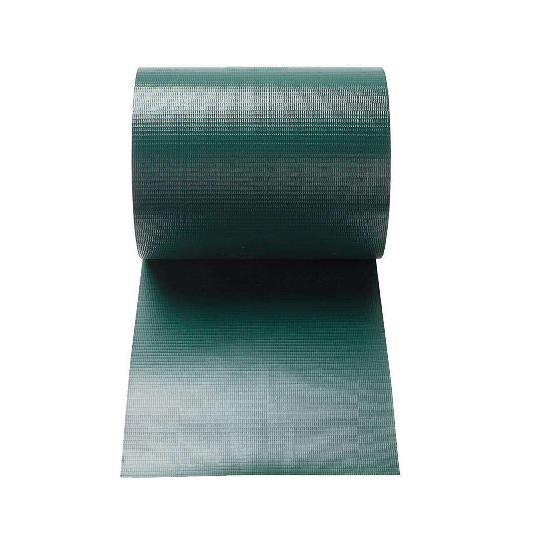 Eine Rolle dunkelgrünes Klebeband ist teilweise abgerollt und zeigt die strukturierte Oberfläche, die üblicherweise für Binde- oder Abdichtungsaufgaben verwendet wird.