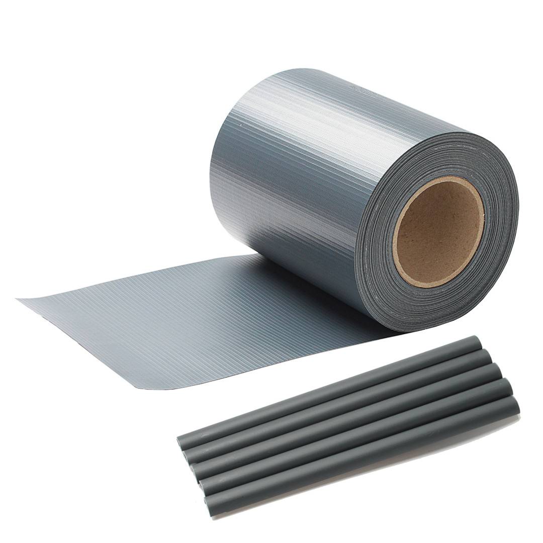 Eine teilweise aufgerollte Rolle breites graues Klebeband, neben vier grauen Stäben auf weißem Hintergrund platziert.