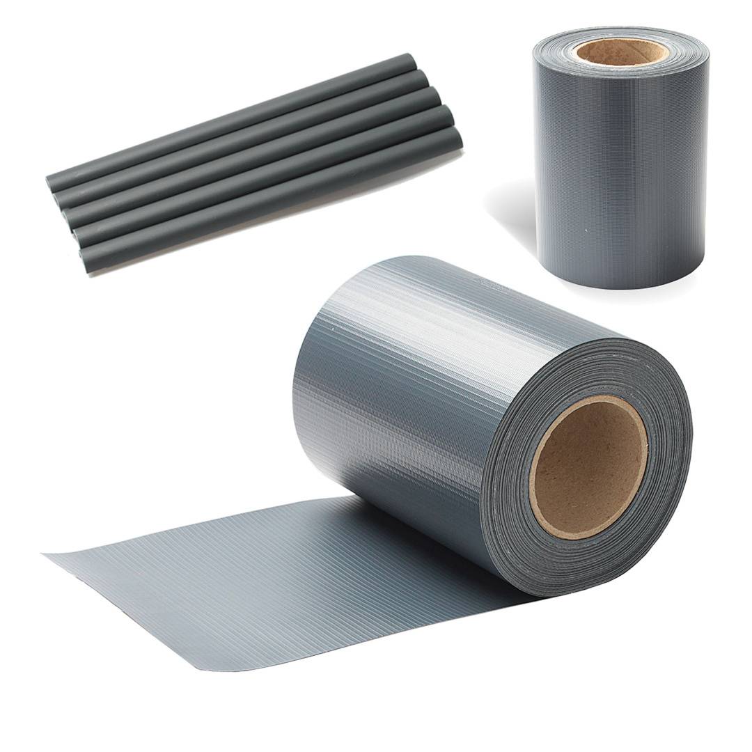Eine Rolle graues Klebeband ist teilweise abgerollt. Daneben sind mehrere Streifen und eine aufrecht stehende Rolle desselben Bandes vor weißem Hintergrund zu sehen.