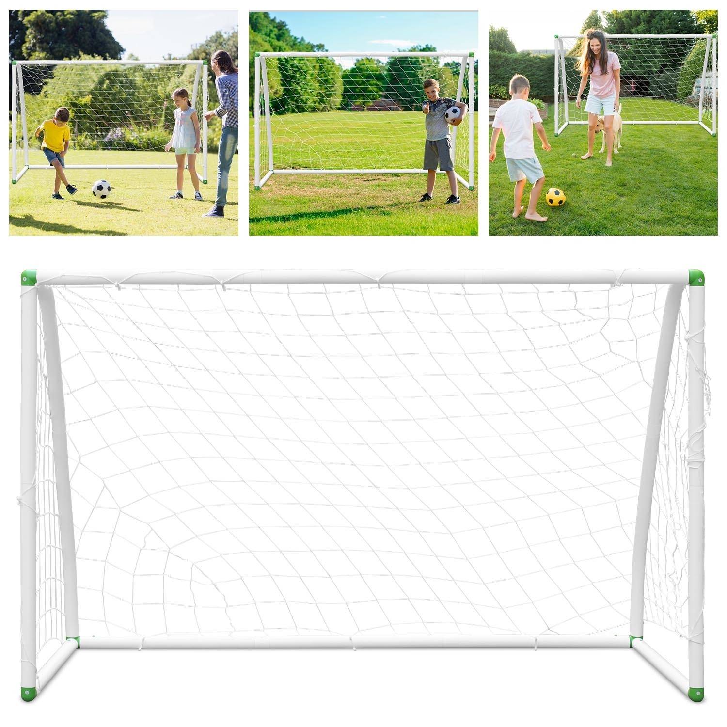 Ein weißes Fußballtor auf einem Rasenplatz mit Bäumen im Hintergrund. Kinder spielen mit Fußbällen und genießen Aktivitäten im Freien.