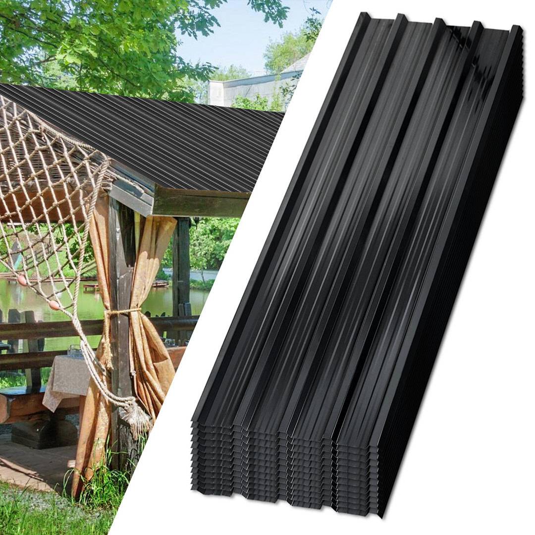 Schwarze wellpappe-dachplatten, vertikal gestapelt auf der rechten seite, mit einem holzgartenpavilion, der auf der linken seite von ähnlichen platten bedeckt ist.