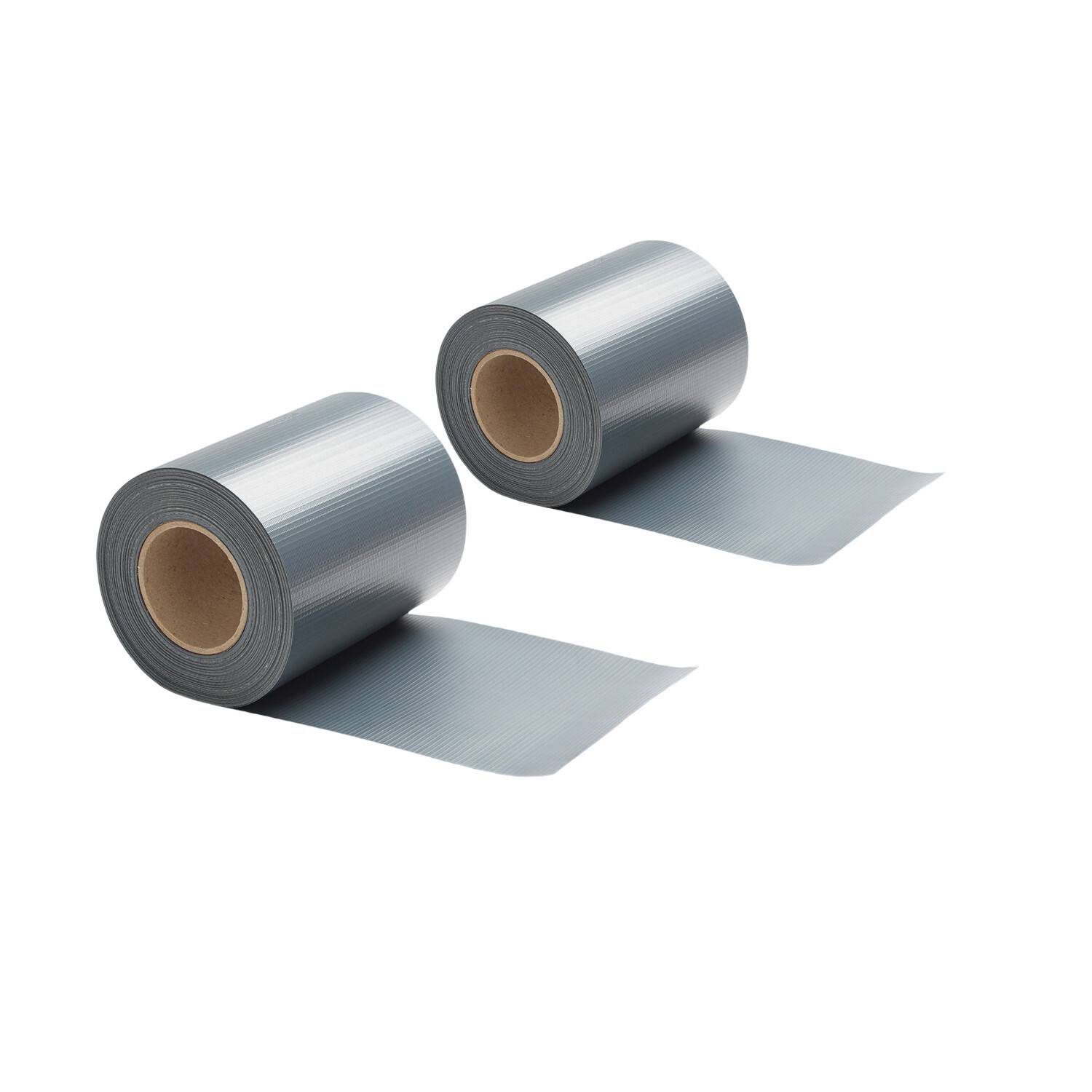 Zwei Rollen graues Isolierband, die sich abwickeln und die strukturierte Oberfläche und Pappkerne auf weißem Hintergrund zeigen.