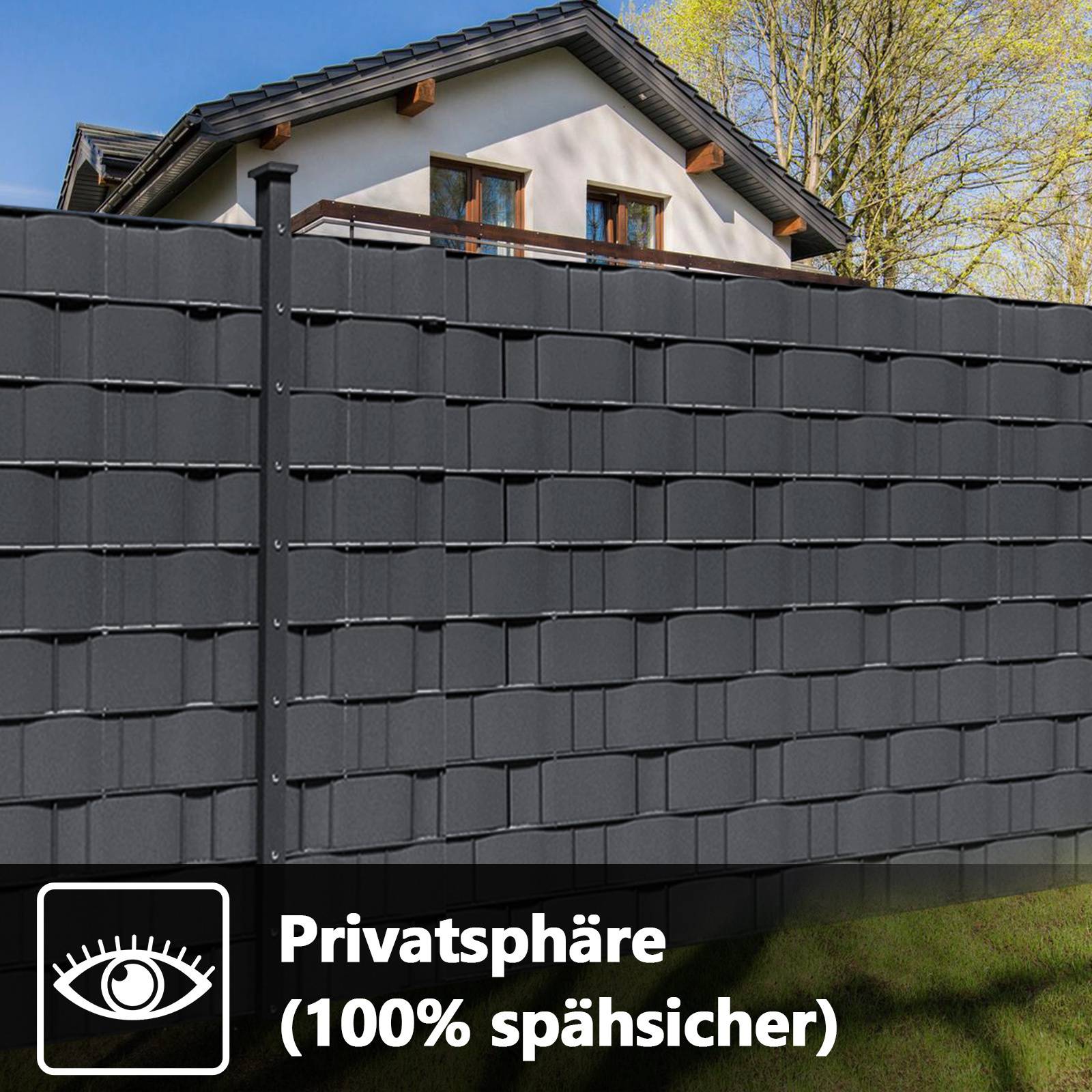 Ein hoher Sichtschutzzaun mit Musterung aus Backsteinen steht vor einem Haus unter klarem Himmel. Der deutsche Text lautet „Privatsphäre (100% spähsicher)