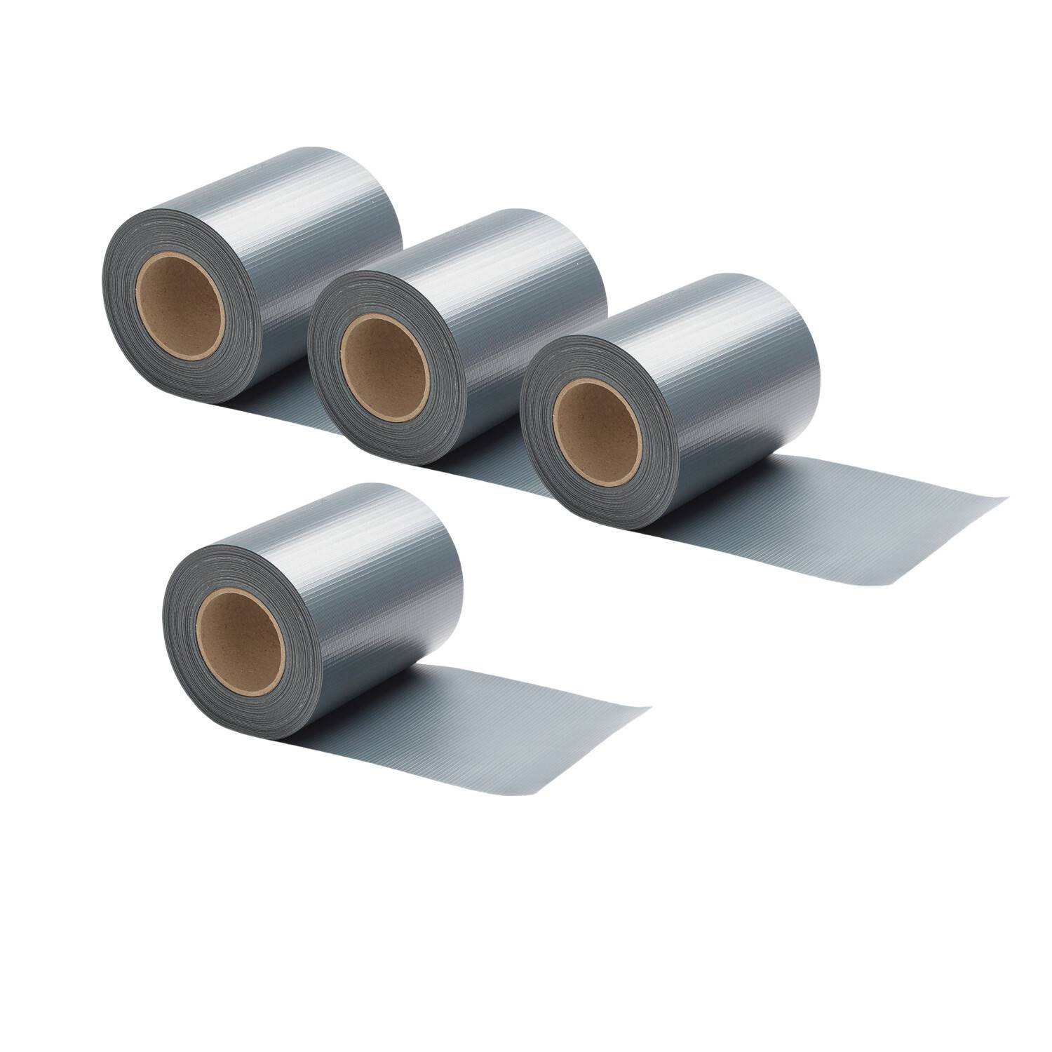 Vier Rollen graues Klebeband, teilweise abgerollt, in zwei Reihen angeordnet.