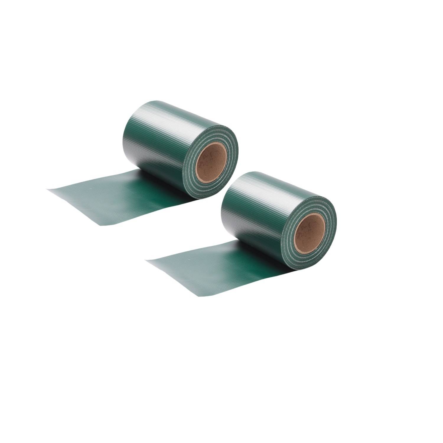 Zwei Rollen grünes Klebeband sind nebeneinander auf weißem Hintergrund platziert und rollen sich leicht ab, um die klebrige Oberfläche zu zeigen.