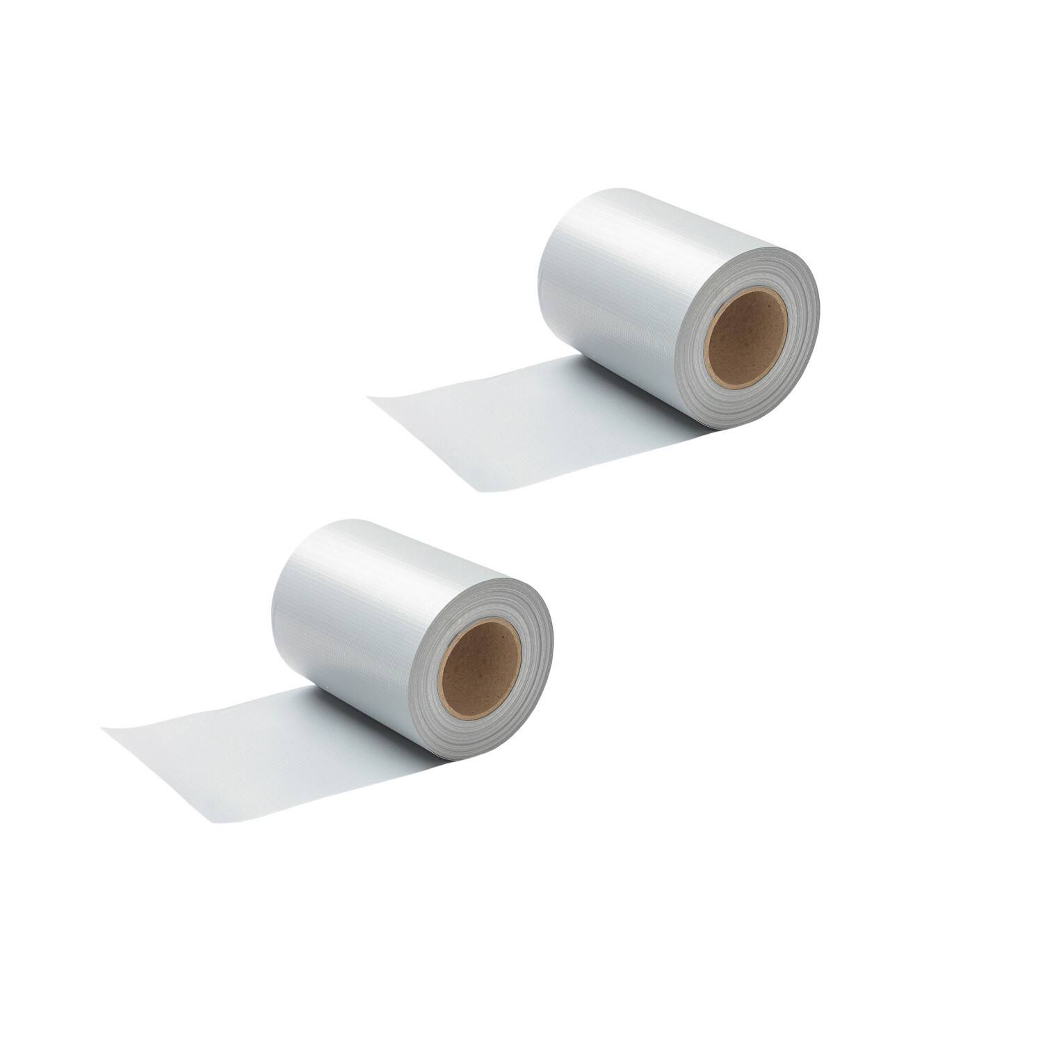 Zwei Rollen durchsichtiges Klebeband, leicht abgerollt, nebeneinander auf einem einfachen weißen Hintergrund liegend.