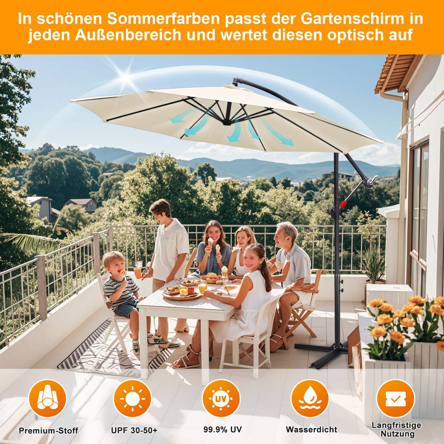 Eine Familie genießt eine Mahlzeit auf einer sonnigen Terrasse unter einem großen Gartenschirm in leuchtenden Sommerfarben, umgeben von grüner Landschaft.