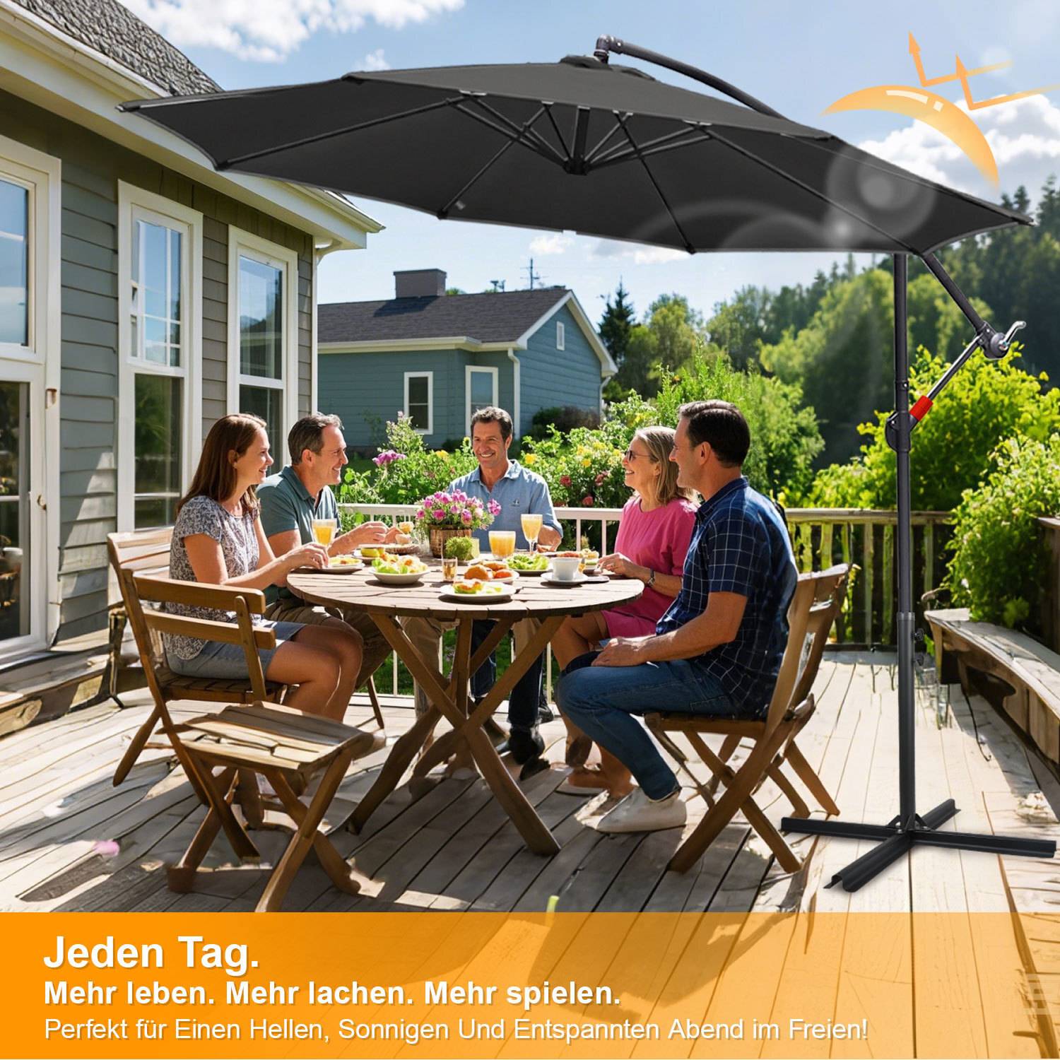 Fünf Personen sitzen an einem Außentisch auf einer sonnigen Terrasse, genießen Essen und Gespräche. Ein großer Schirm spendet Schatten. Der Text lautet: „Jeden Tag. Mehr leben. Mehr lachen. Mehr spielen.