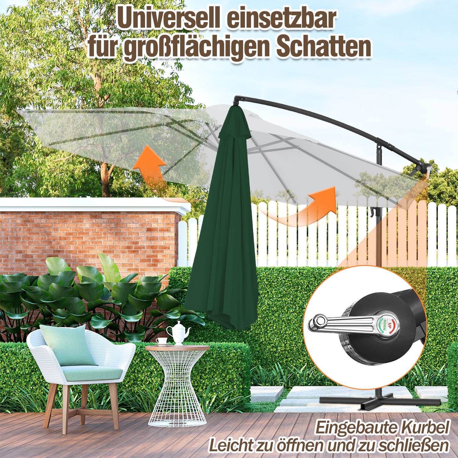 Ein grüner Außenschirm mit einem verstellbaren Dach bietet großen Schatten über einen Terrassenbereich. Eine Nahaufnahme zeigt einen Handkurbelmechanismus.