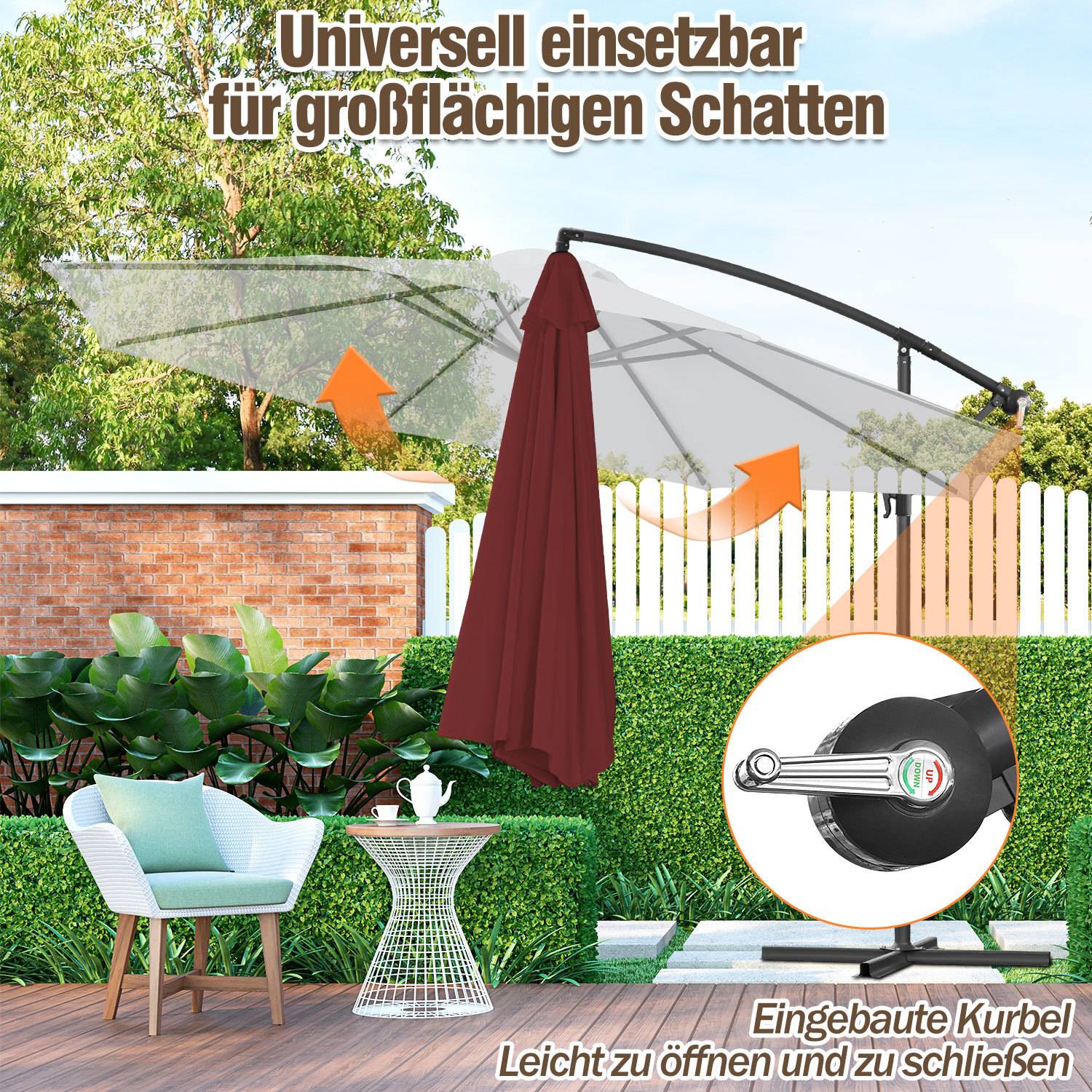 Ein roter Terrassenschirm mit verstellbarer Neigung, der über einem weißen Stuhl- und Tischset positioniert ist, mit einer Vergrößerung des eingebauten Kurbelgriffs zur einfachen Öffnung und Schließung.