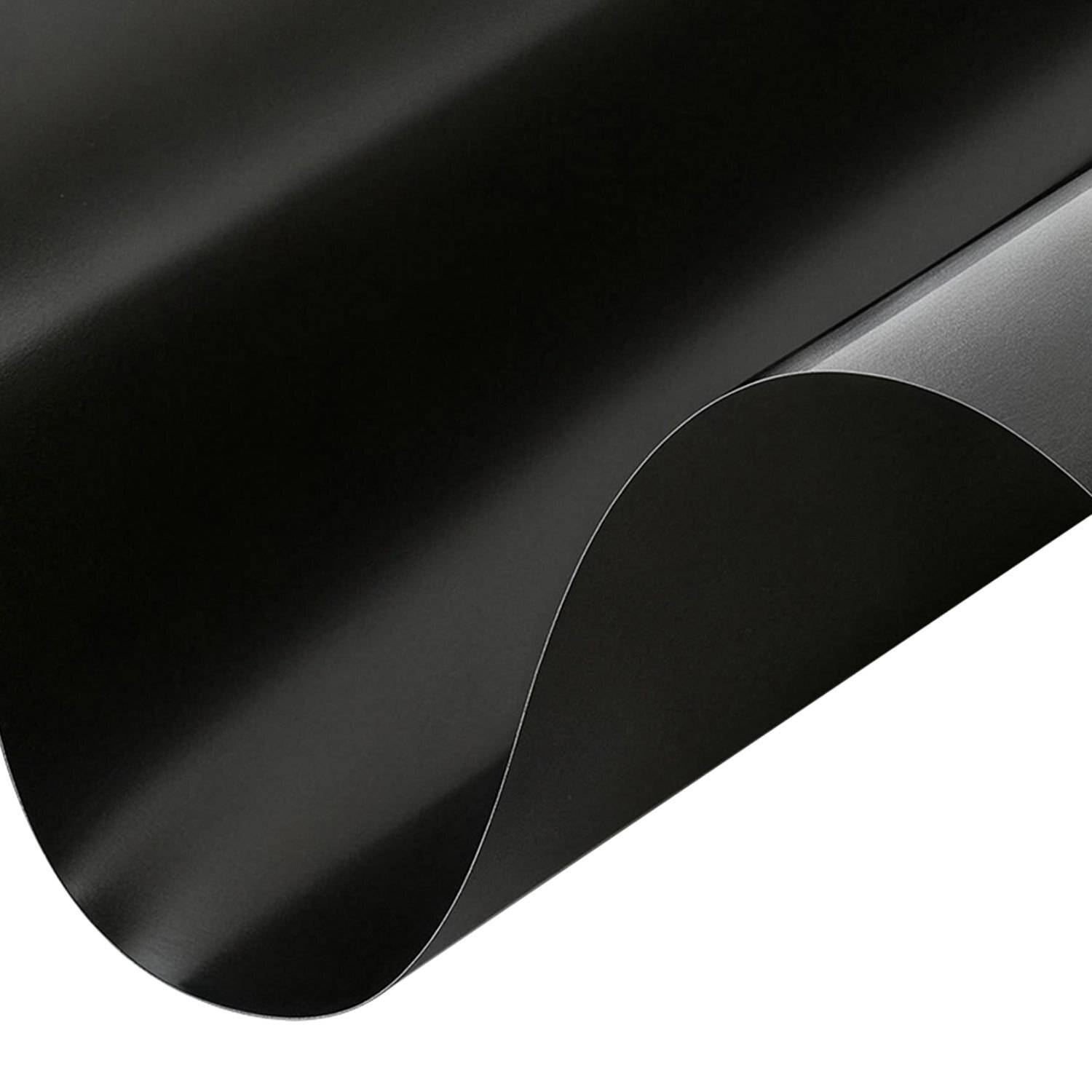 Eine Rolle mattschwarzer Vinylfolie, teilweise abgerollt, zeigt die glatte und glänzende Textur, geeignet für die Anpassung von Autos und Oberflächen.