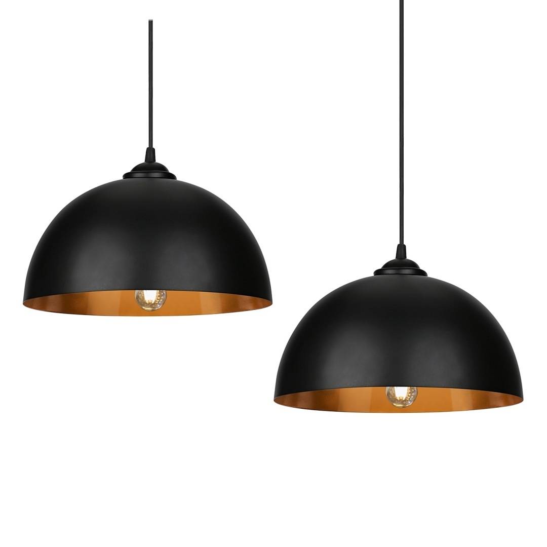 Schwarze, kuppelförmige Pendelleuchten mit goldenem Inneren, die von einer Decke hängend ein warmes Licht abgeben.