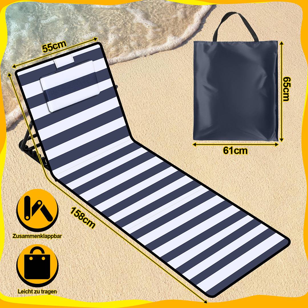 Ein zusammenklappbarer Liegestuhl in Schwarz-Weiß-Streifen für den Strand mit den Abmessungen: 158 cm Länge, 55 cm Breite; wird mit einer Transporttasche von 61 cm x 65 cm geliefert.