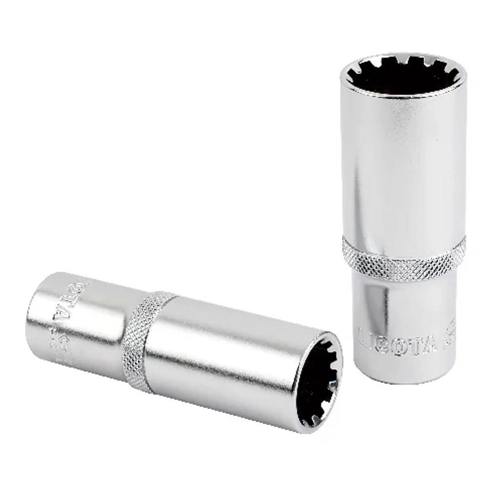 Zwei silberne, zylindrische Steckschlüssel auf weißem Hintergrund, einer aufrecht stehend und der andere horizontal liegend.