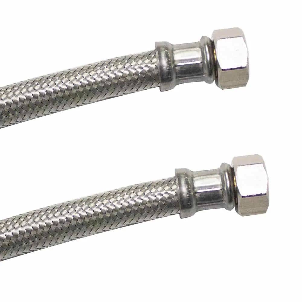 Zwei Edelstahl-Flechtschläuche mit sechskantigen Anschlüssen, parallel auf weißem Hintergrund positioniert.