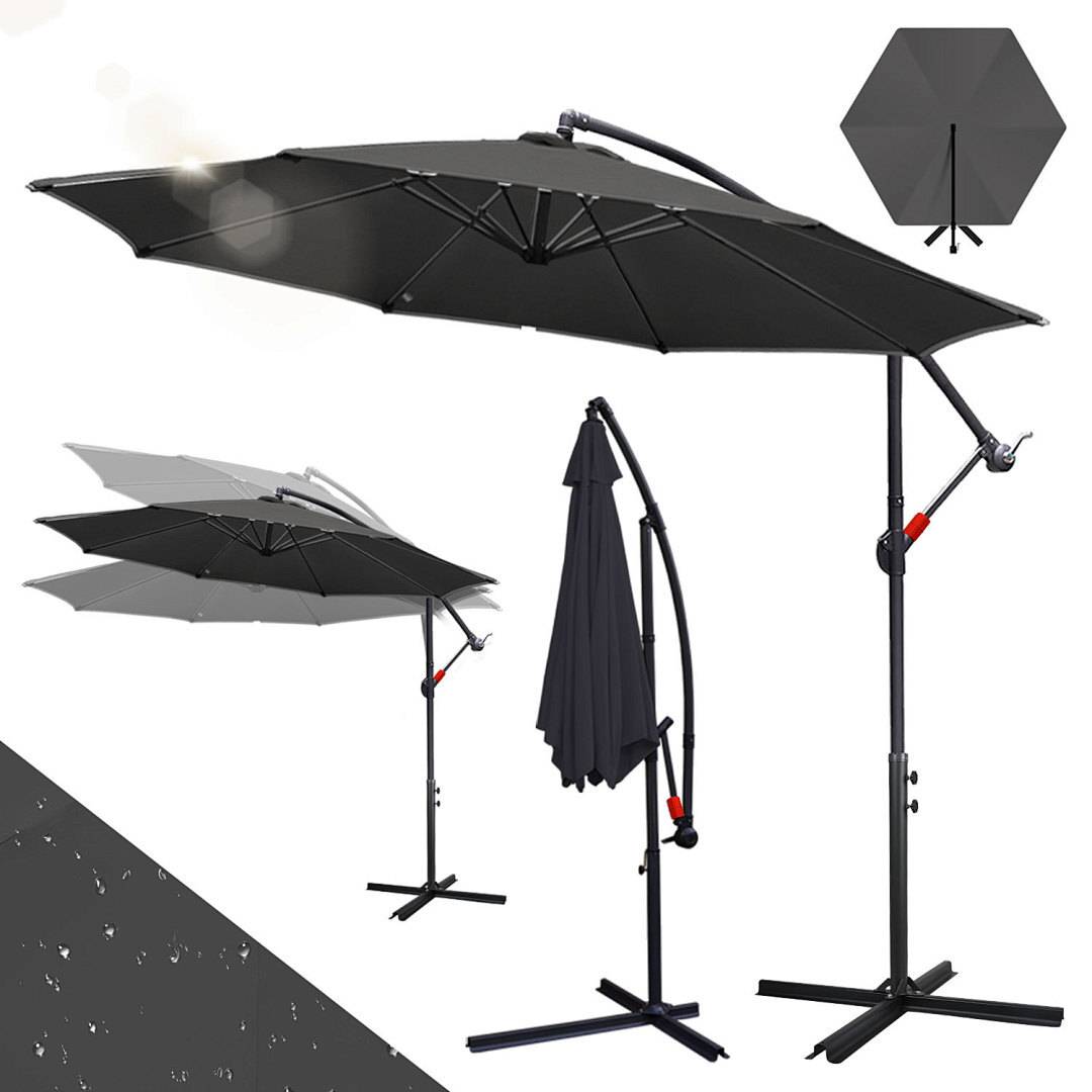 Schwarzer Außenschirm mit verstellbarem Winkel und Höhe, in aufrechter und geneigter Position abgebildet. Ideal für die Verwendung auf der Terrasse und bietet Schatten.