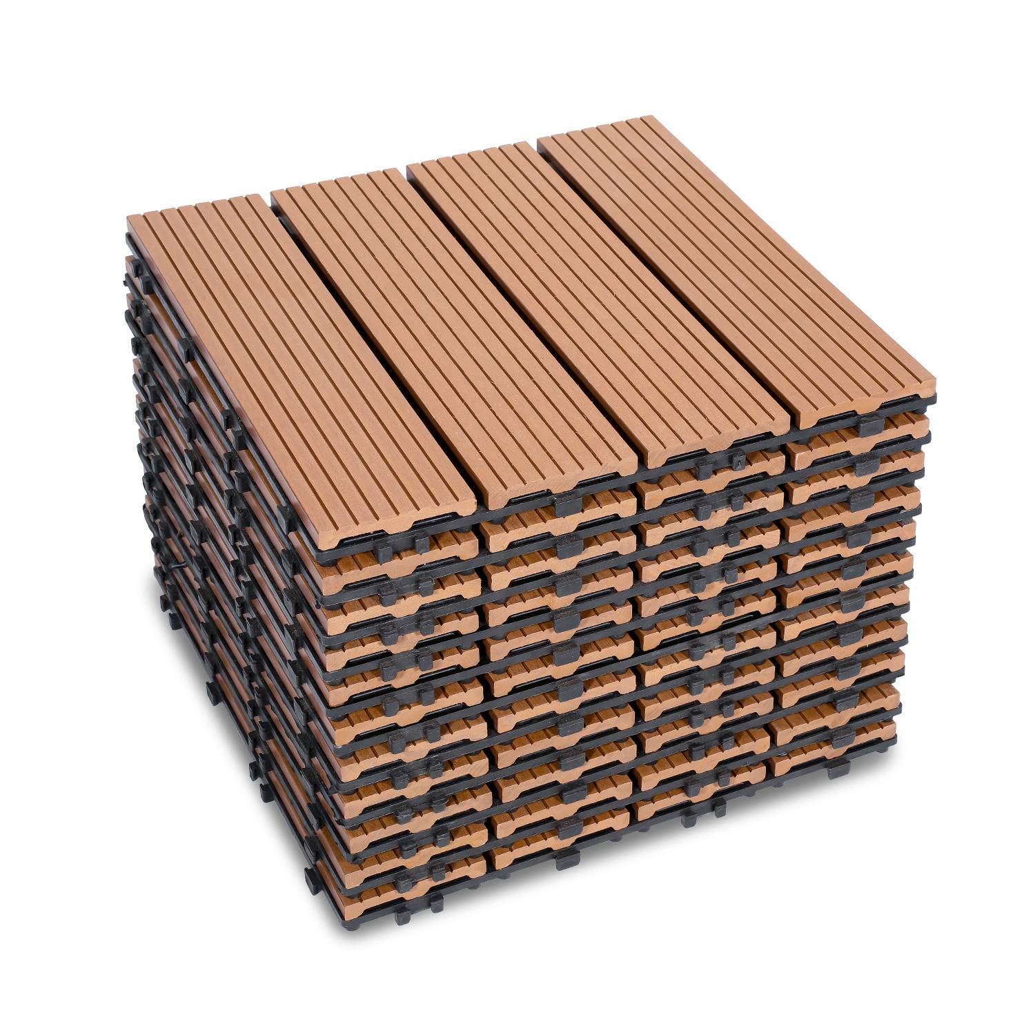 Ein Stapel quadratischer Holzterrassendielen mit gerillter Oberfläche, ordentlich in Reihen und Spalten angeordnet.