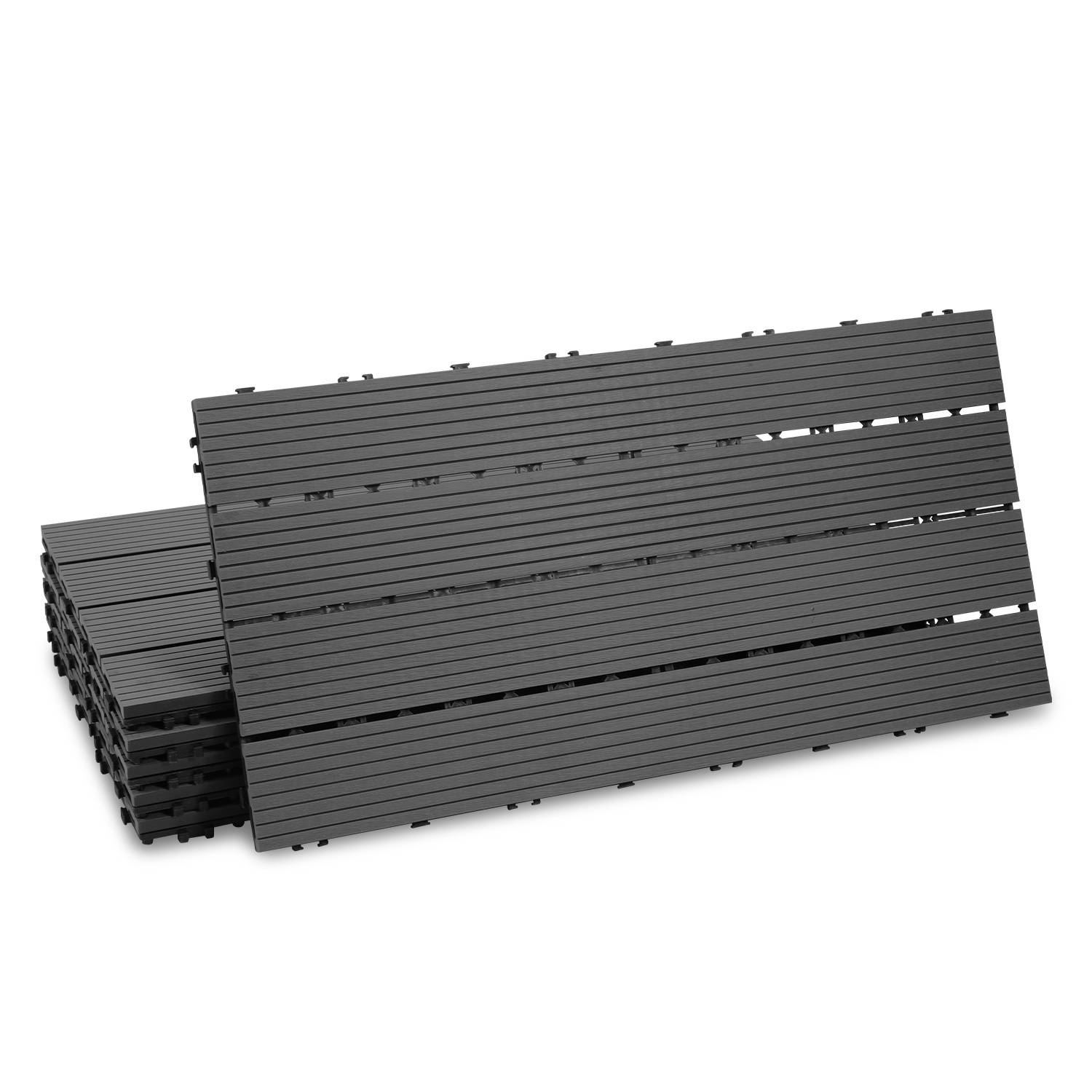 Ein Stapel schwarzer Kunststoff-Verschlussfliesen für Decks mit einer gerippten Oberflächenstruktur, entwickelt für einfache Installation und Witterungsbeständigkeit.