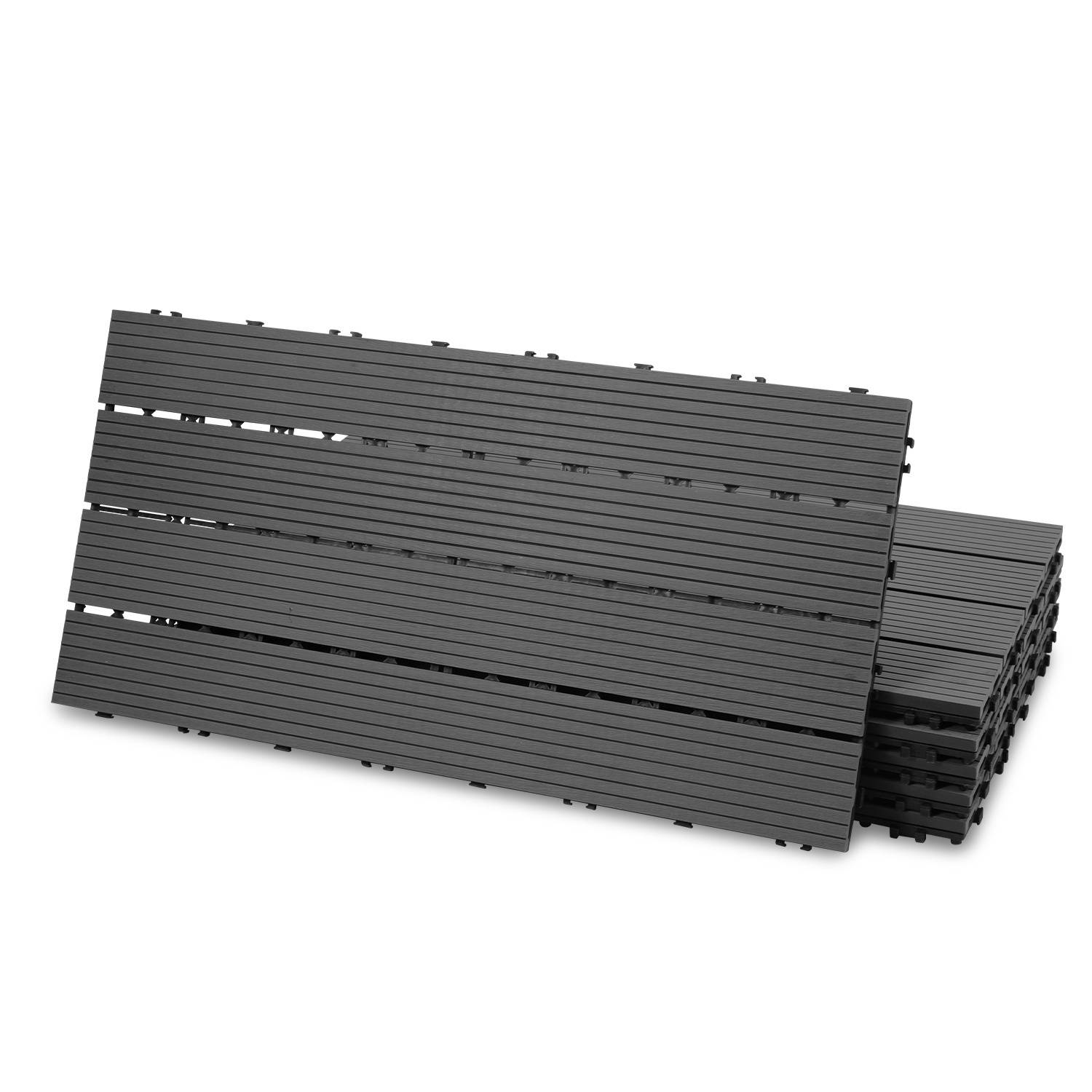 Ein Stapel von ineinandergreifenden schwarzen Verbunddielenboards mit gerillten Oberflächen, entworfen für die Außennutzung, in einer separaten Ansicht gezeigt.