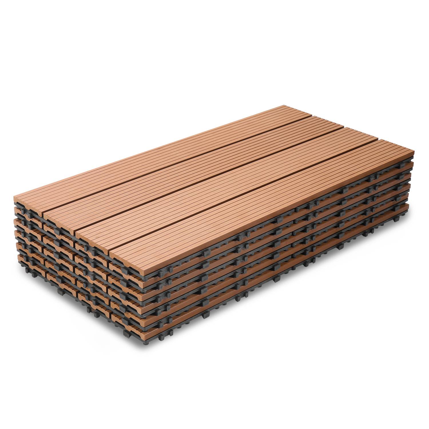 Ein Stapel braun verschachtelter Terrassendielen, die jeweils parallel angeordnete Lamellen aufweisen, ruht auf weißem Untergrund.