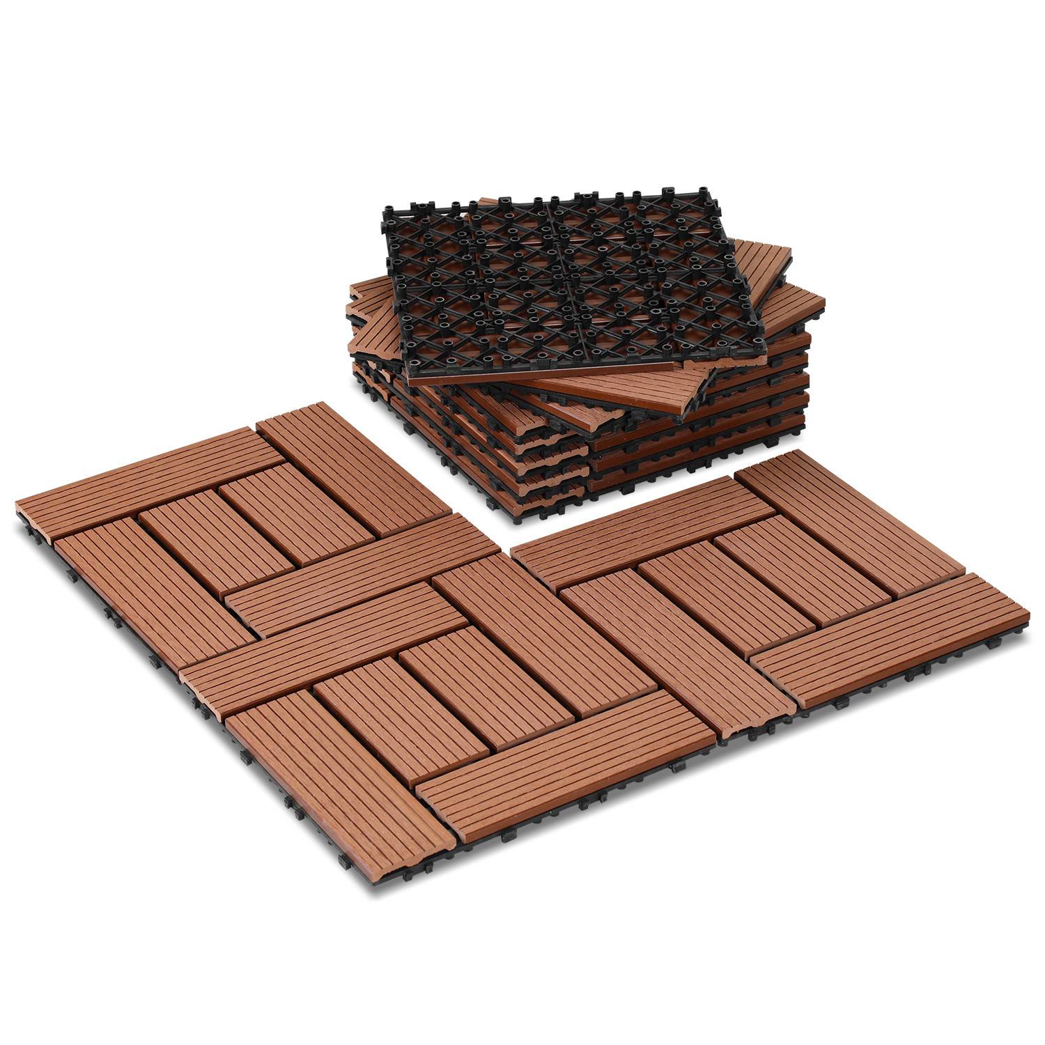 Verschlungene Holzdeckfliesen gestapelt und ausgelegt, zeigen ein Gittermuster mit abwechselnden Richtungen. Geeignet für Außenbodenbeläge.