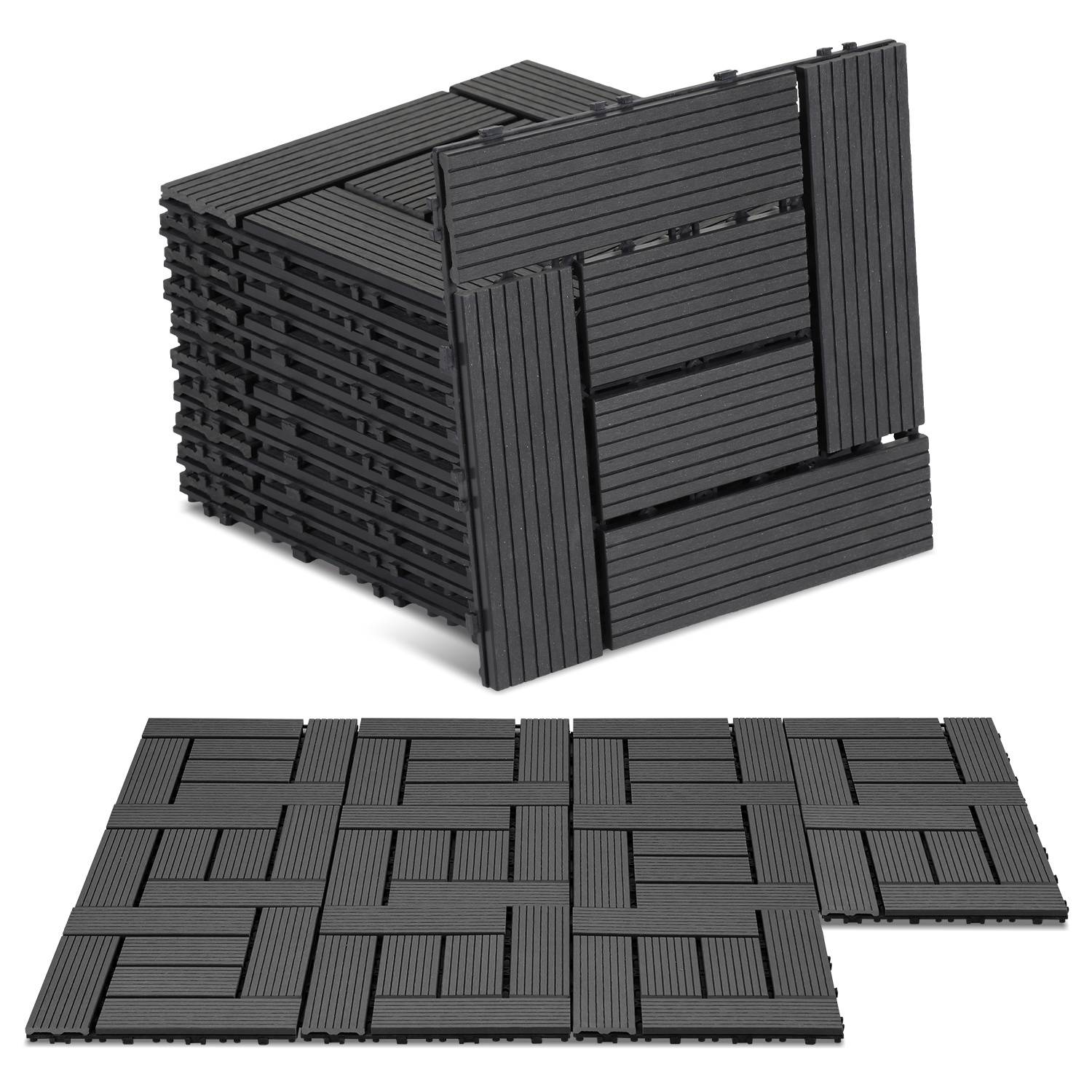 Stapel schwarzer verschlossener Bodenfliesen, strukturiert mit gerillter Oberfläche, teilweise in einem Gittermuster auf dem Boden montiert gezeigt.