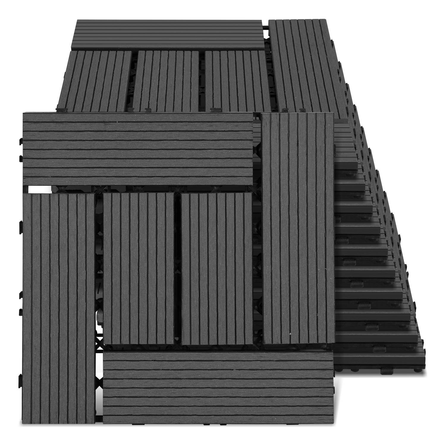 Ein Stapel von verschachtelten dunkelbrauen Terrassendecken-Fliesen, die übereinander angeordnet sind und ein holzähnliches Muster zeigen.
