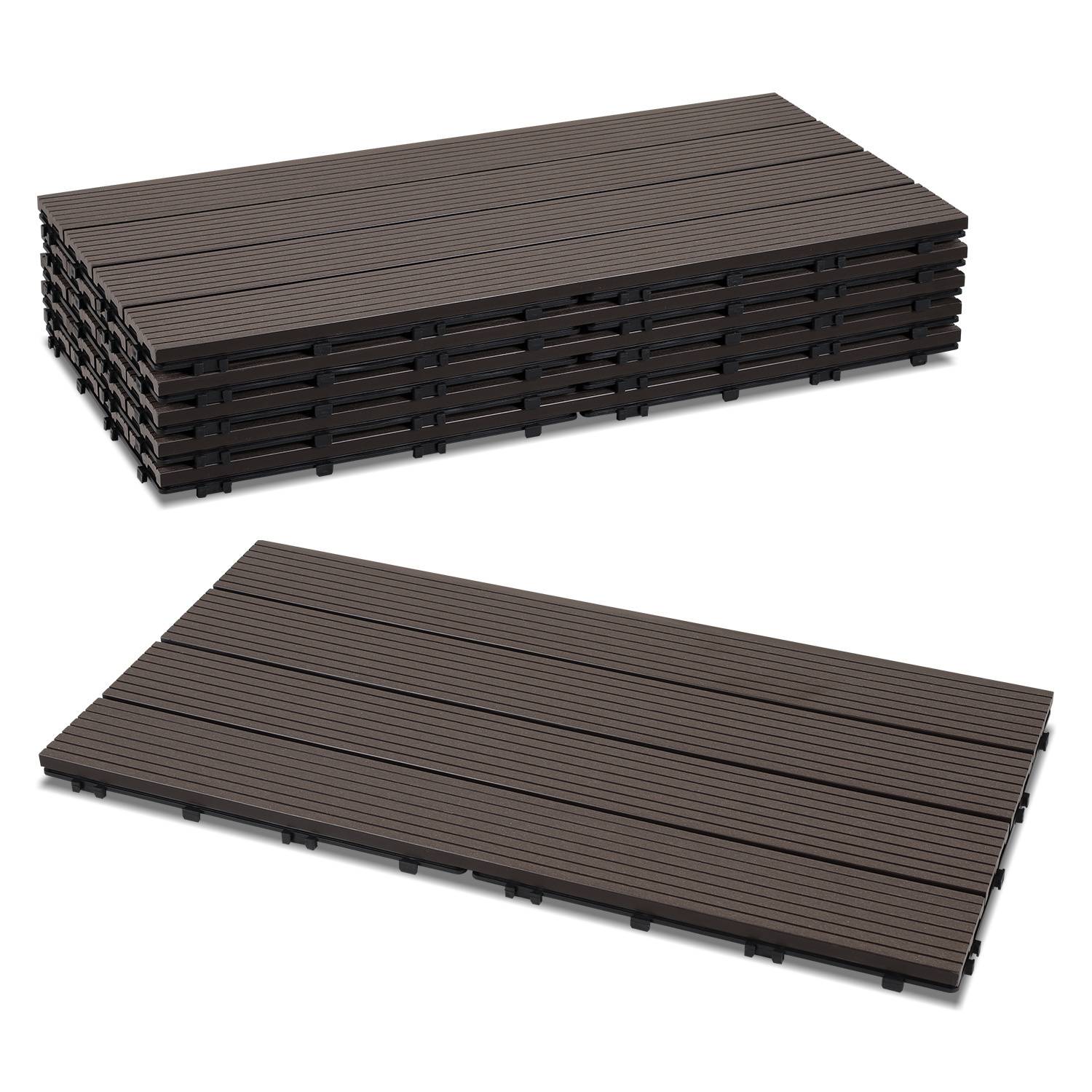 Ein Stapel dunkelbrauner Verbundwerkstoff-Terrassenplatten mit Verriegelungsfunktionen für einfache Installation auf Außenböden.