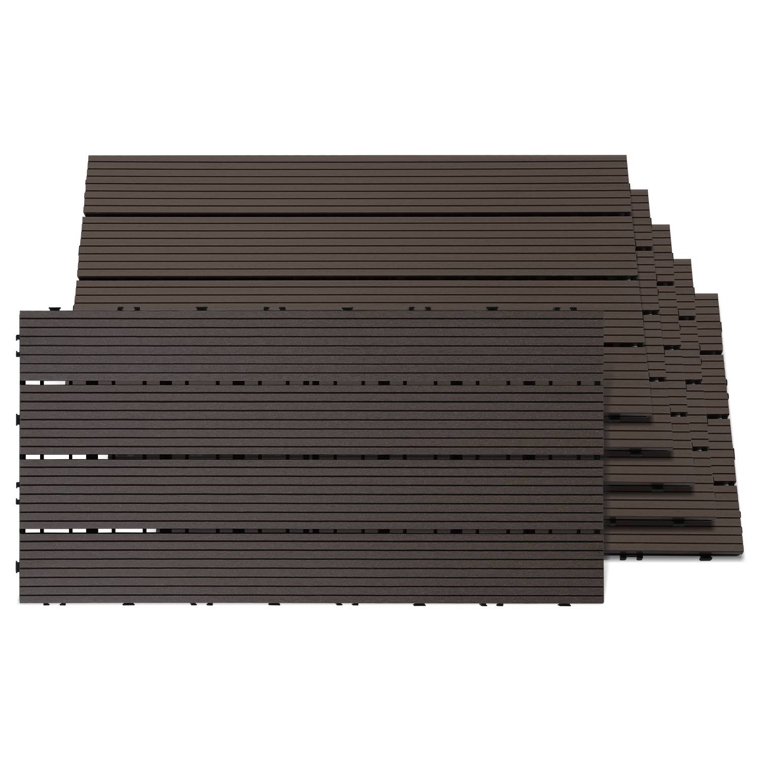 „Verbundwerkstoff-Terrassendielen in dunkler Holzoptik sind in vier Reihen gestapelt und zeigen ihr Ineinandergreifendes Design und ihre Oberflächenstruktur.