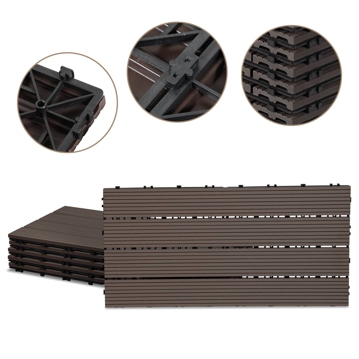 Modulare Verbundstoff-Terrassenplatten in Braun, abgebildet als Stapel und einzelne Plattendetails, die Verriegelungsmechanismen zeigen.
