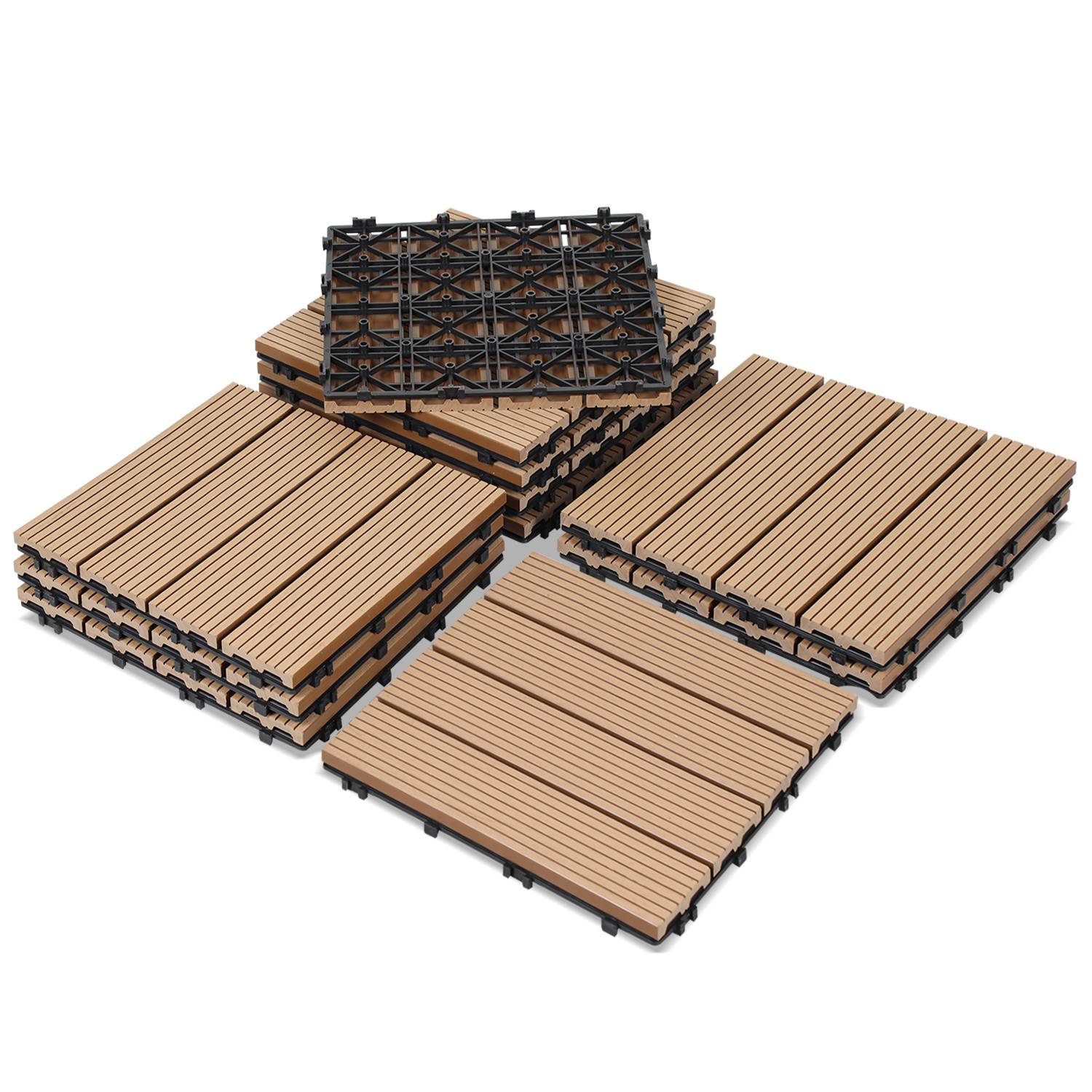 Verzahnte braune Verlegeplatten, stapelbar und modular, in einem Rasterlayout zur einfachen Außenmontage angeordnet.