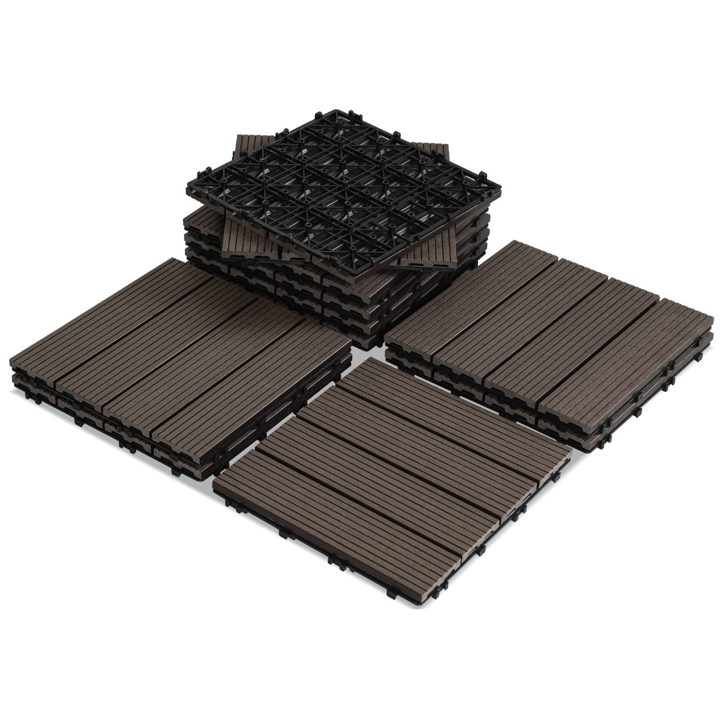 Ineinandergreifende dunkelbraune Terrassenplatten, gezeigt gestapelt und ausgebreitet, geeignet zur Verwendung auf Patios oder Terrassen.