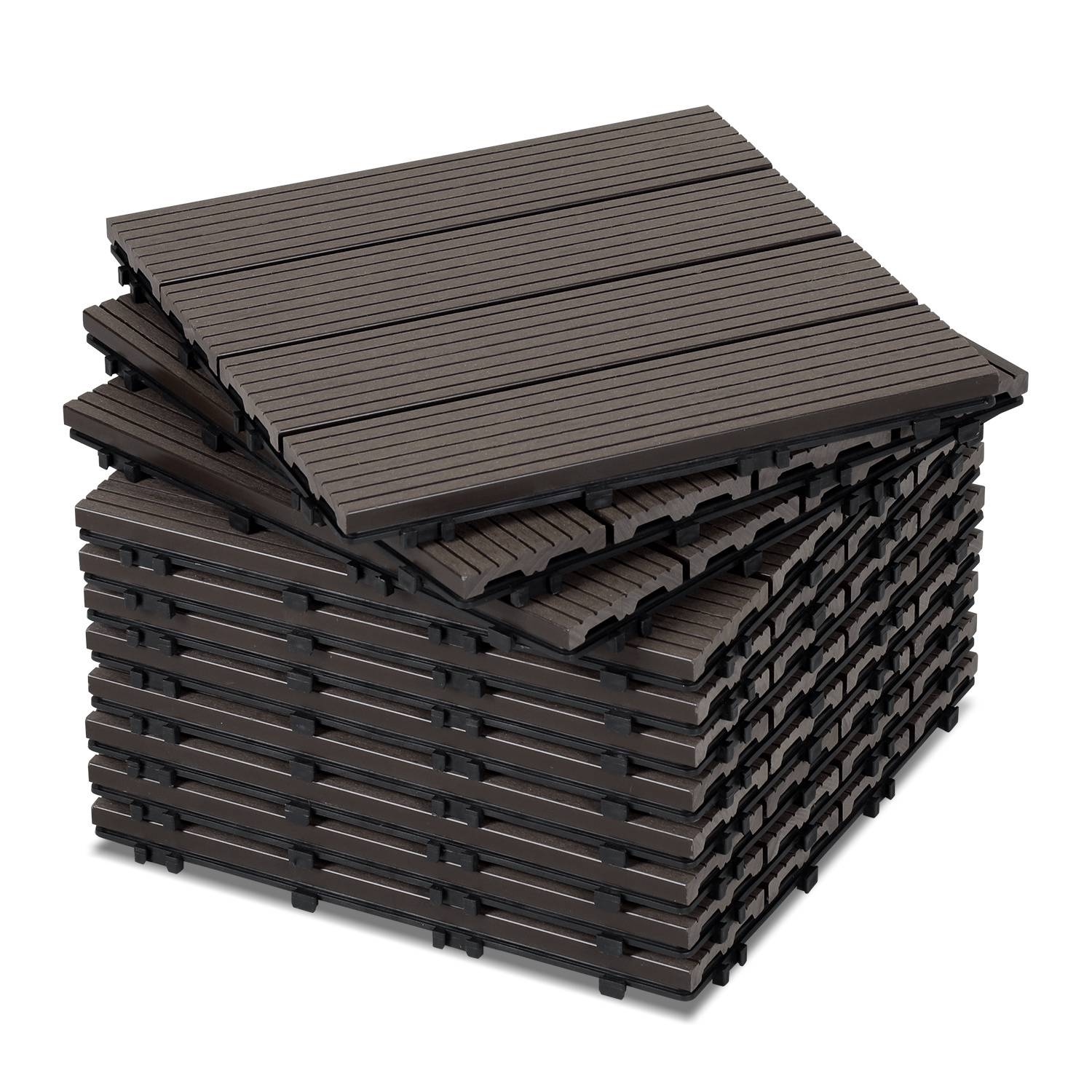 Ein Stapel verschachtelter dunkelbrauner Terrassenfliesen mit Lamellen, die ihre strukturierte Oberfläche und modulares Design für einfache Installation zeigen.