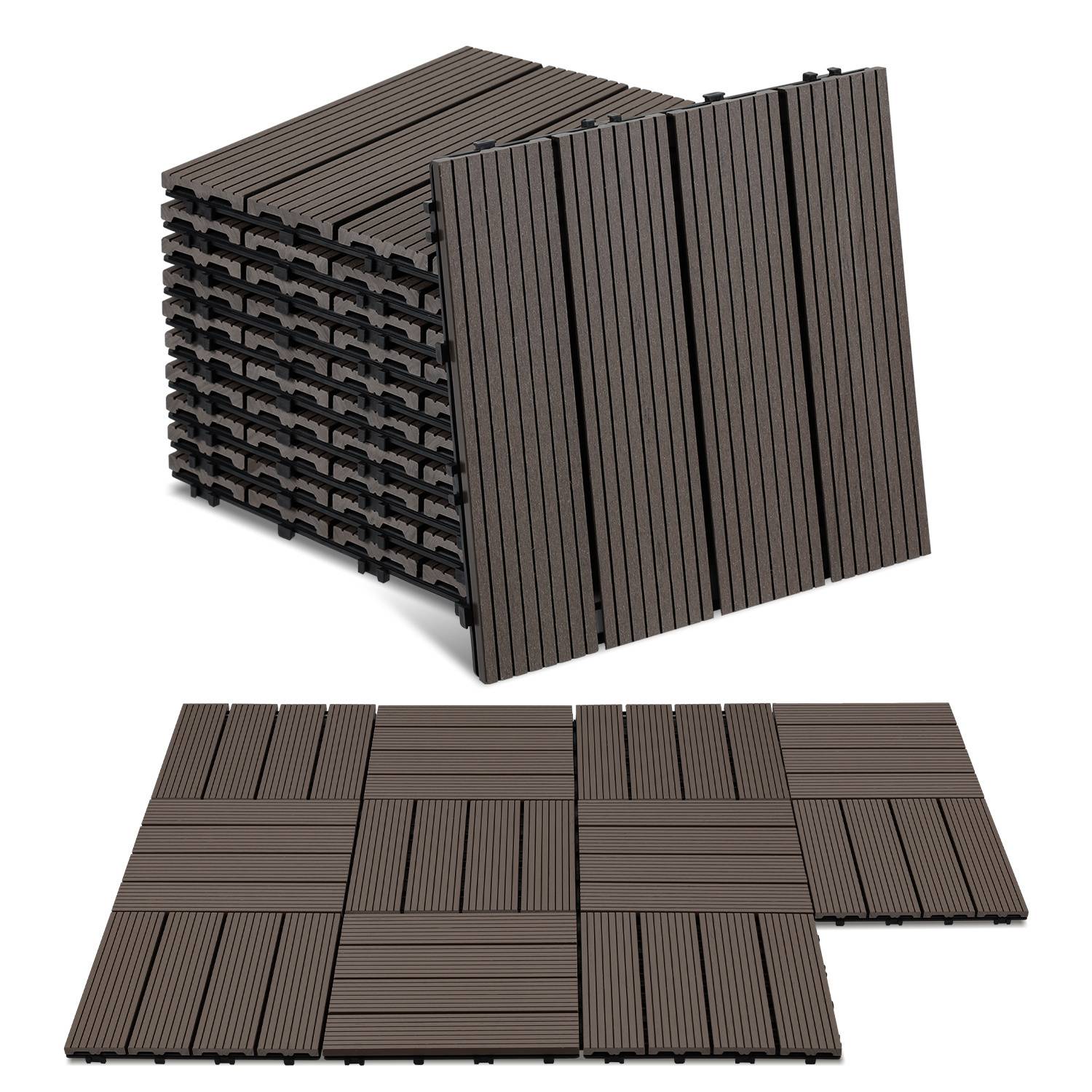 Ein Stapel von ineinandergreifenden dunkelbraun gefärbten Holz-Terrassenplatten mit einem Rastermuster wird gezeigt, zusammen mit zusammengesetzten Platten, die ein quadratisches Layout bilden.