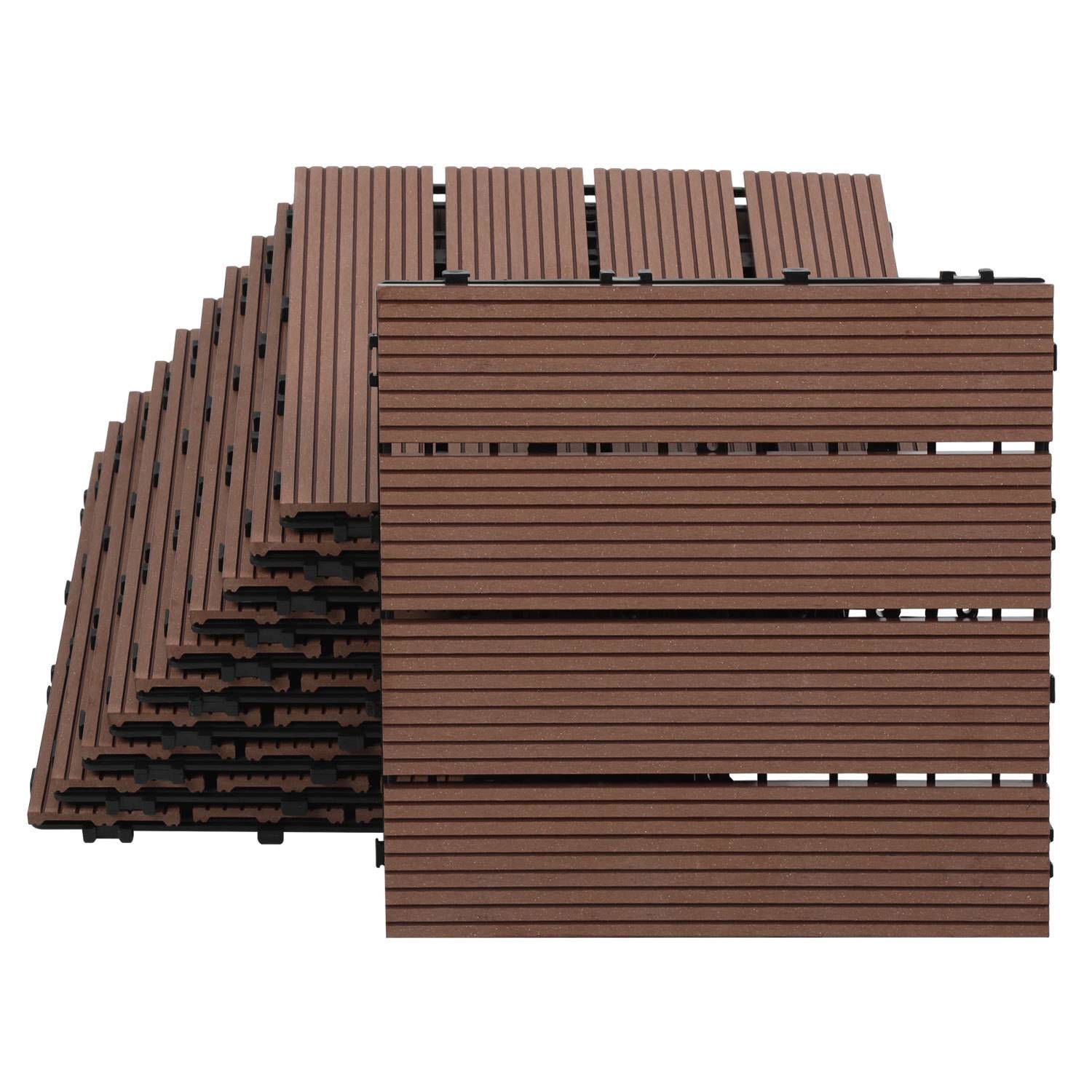 Ein Stapel rechteckiger brauner Belagsdielen mit Lamellen, ordentlich in einem Haufen angeordnet, mit glatter, holzähnlicher Oberfläche, geeignet für die Verwendung im Freien.