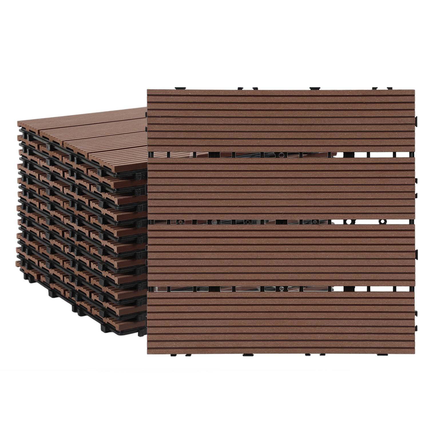 Stapel von verschachtelten braunen Verbundwerkstoff-Dachziegeln, die die obere strukturierte Oberfläche und Seitenansicht zeigen und ihr modulares Design hervorheben.