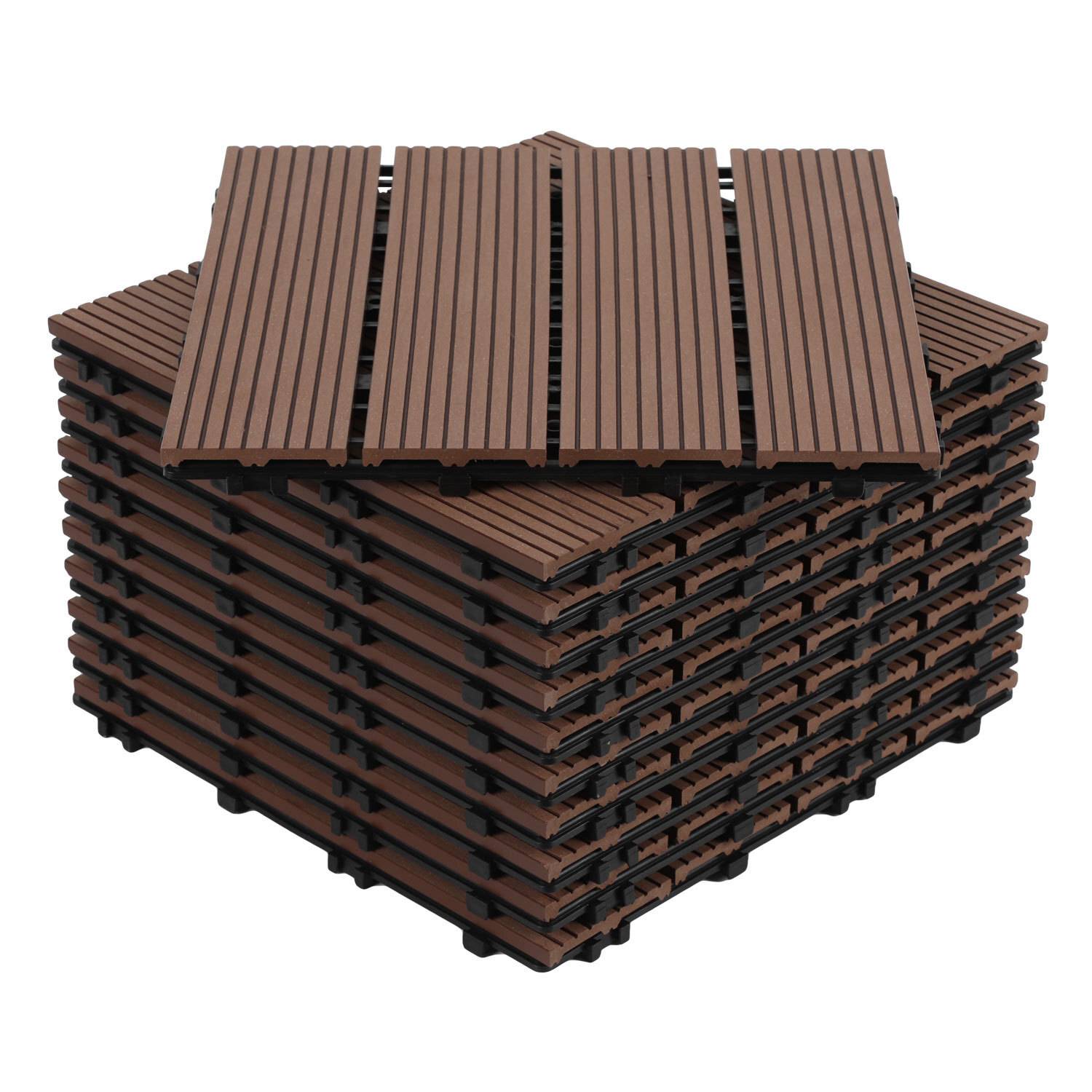 Ein Stapel von ineinandergreifenden braunen Verbunddeckfliesen mit einem Lamellenmuster, geeignet für Außenterrassen oder Gartenboden.