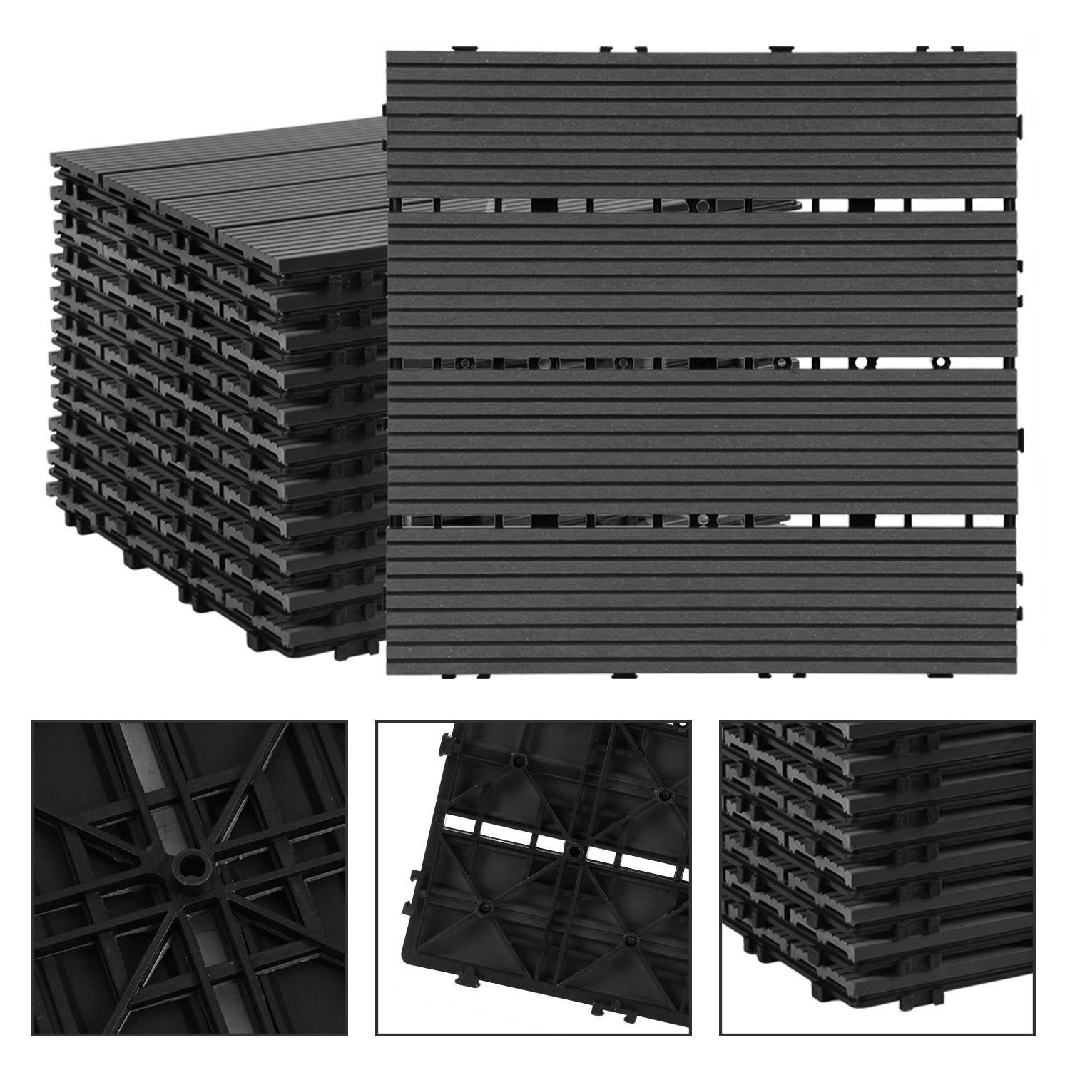 Stapel schwarzer, ineinandergreifender Deckenplatten aus verschiedenen Blickwinkeln. Die Platten weisen ein Lamellenmuster oben und eine gitterartige Struktur darunter auf.