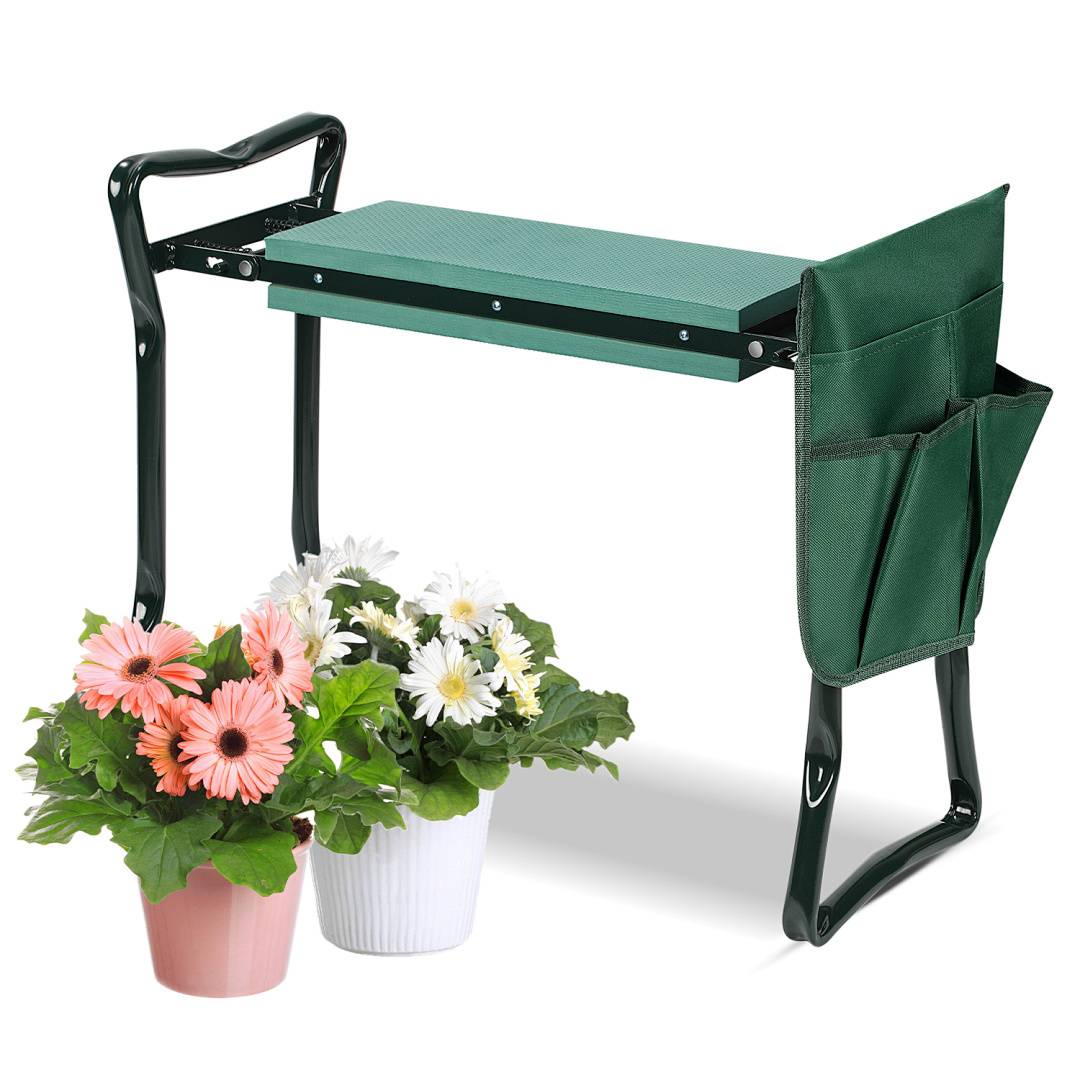 Eine zusammenklappbare Gartenbank mit Griffen, die gleichzeitig als Kniematte dient, wird mit einer seitlichen Tasche gezeigt. Zwei blühende Pflanzen stehen daneben.