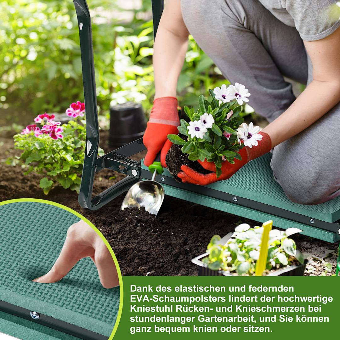 Eine Person pflanzt Blumen in einem Garten, während sie auf einer gepolsterten Bank kniet. Ein deutscher Text hebt den Komfort der Kniematte hervor.