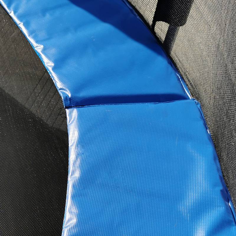 Nahaufnahme einer blau-schwarzen Trampolinoberfläche mit Sicherheitspolsterung.
