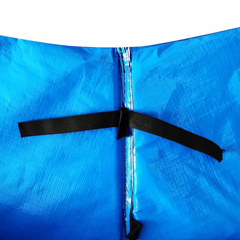 Nahaufnahme einer blauen Plane mit schwarzem Riemen, die die Textur und die sichere Befestigungsfunktion hervorhebt.