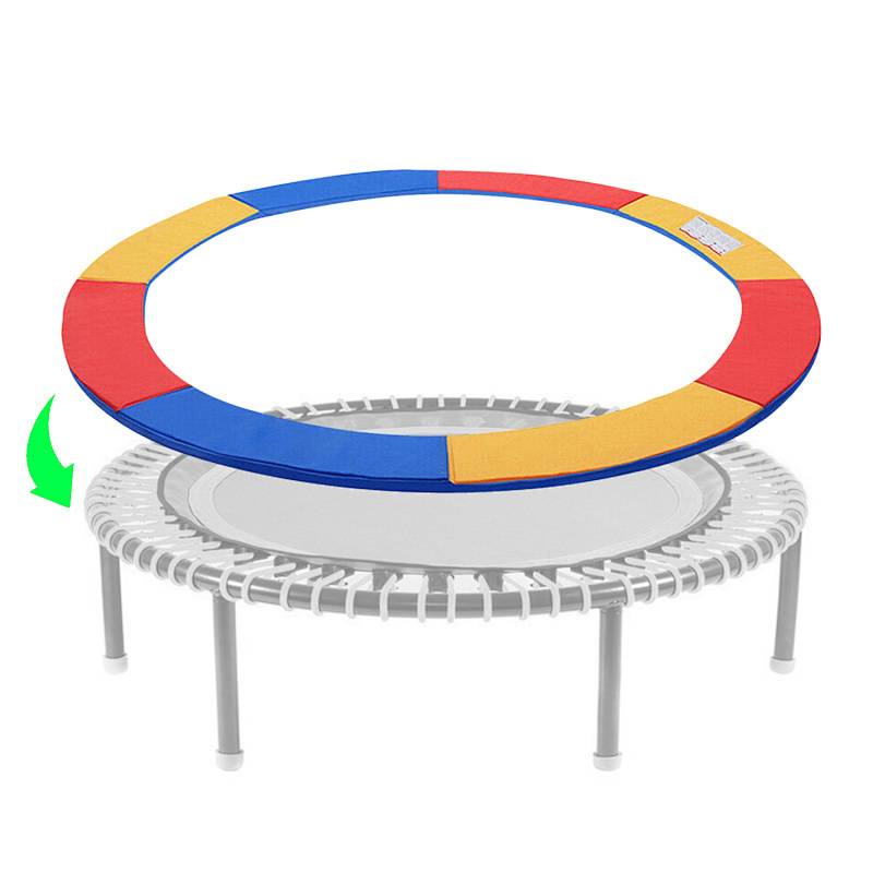 Ein rundes Trampolin-Gestell mit mehrfarbigen blauen, roten und gelben Polstern. Ein Pfeil gibt die Richtung an, in der die Polster auf dem Gestell angebracht werden sollen.