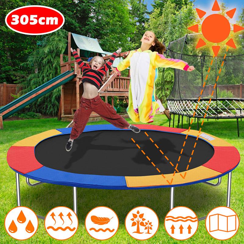Zwei Kinder springen freudig auf einem bunten Trampolin in einem Hinterhof mit einer Rutsche. Symbole darunter zeigen Funktionen wie Witterungsbeständigkeit und Sicherheit an.
