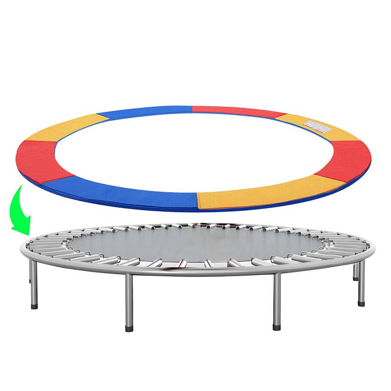 Ein blauer, roter und gelber kreisförmiger Sicherheitsbelag wird über einem silbernen Trampolinrahmen gezeigt, was darauf hinweist, dass er zu Sicherheitszwecken darauf platziert werden sollte.