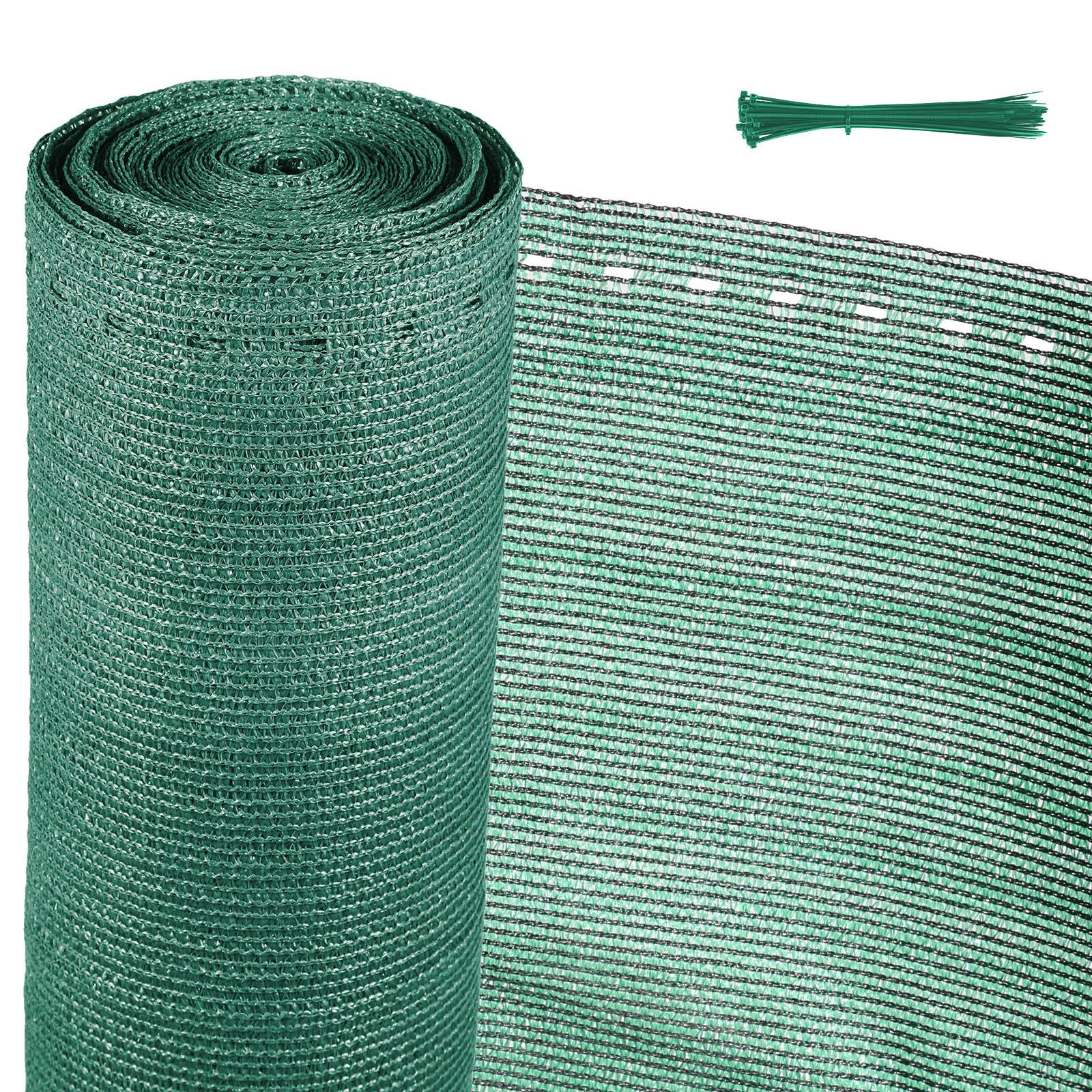 Eine Rolle grünes Netzgewebe mit Kabelbindern in der Nähe, entworfen für Gartenschutz, Sichtschutz oder Schattierungszwecke.